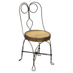 Antiker viktorianischer kleiner Kinder-Eiscreme-Parlor-Stuhl aus gedrehtem Draht mit Holzsitz