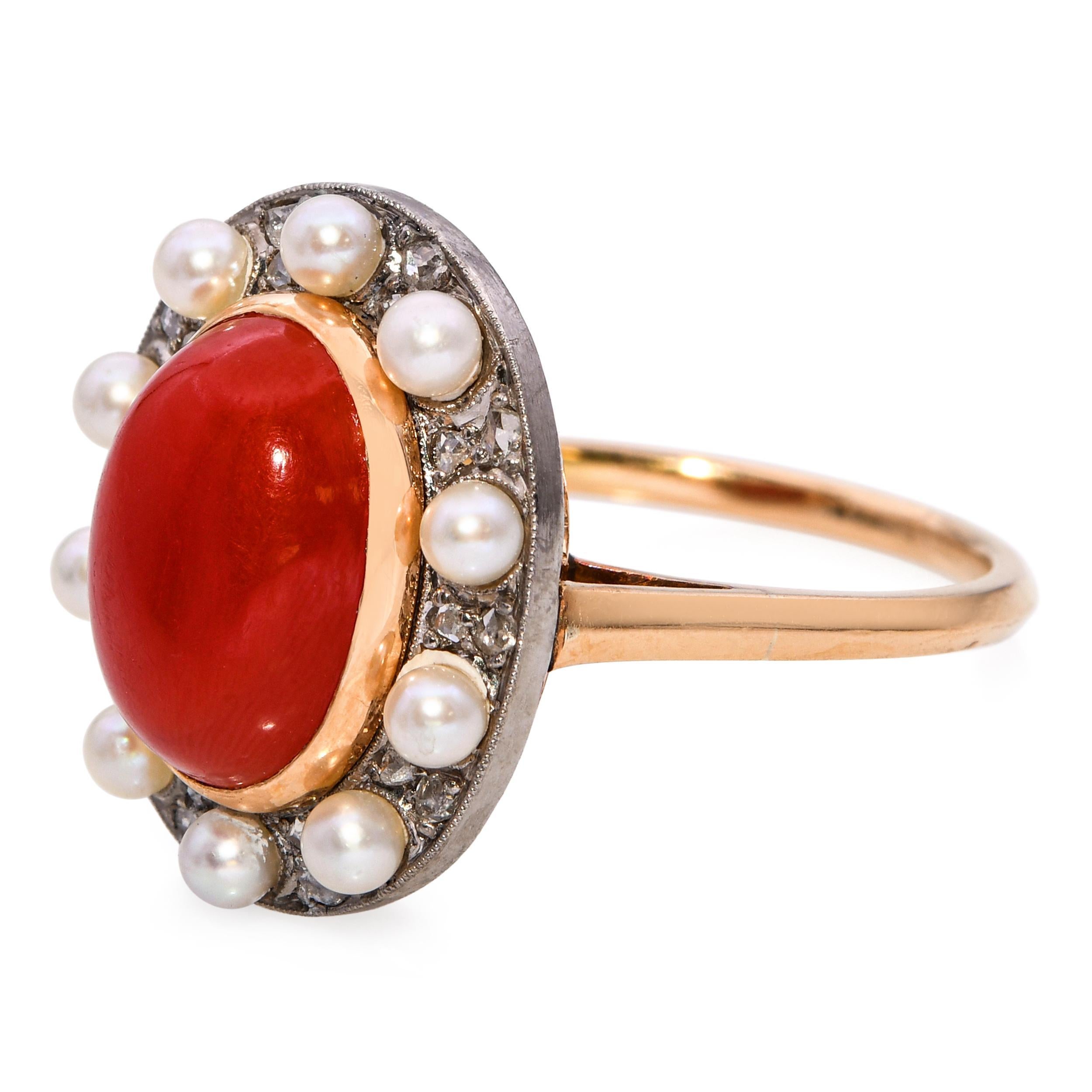 Anillo Victoriano Antiguo de Coral, Perlas y Diamantes talla Rosa en Dos Tonos en Bueno estado para la venta en New York, NY