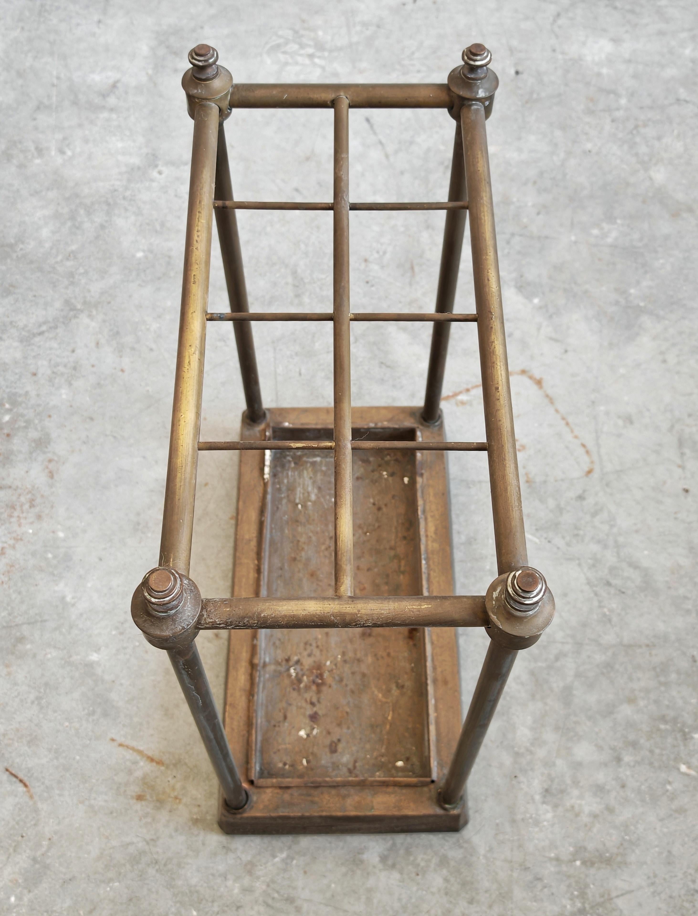 Porte-parapluies victorien ancien en laiton et fonte, Angleterre 1880s en vente 3