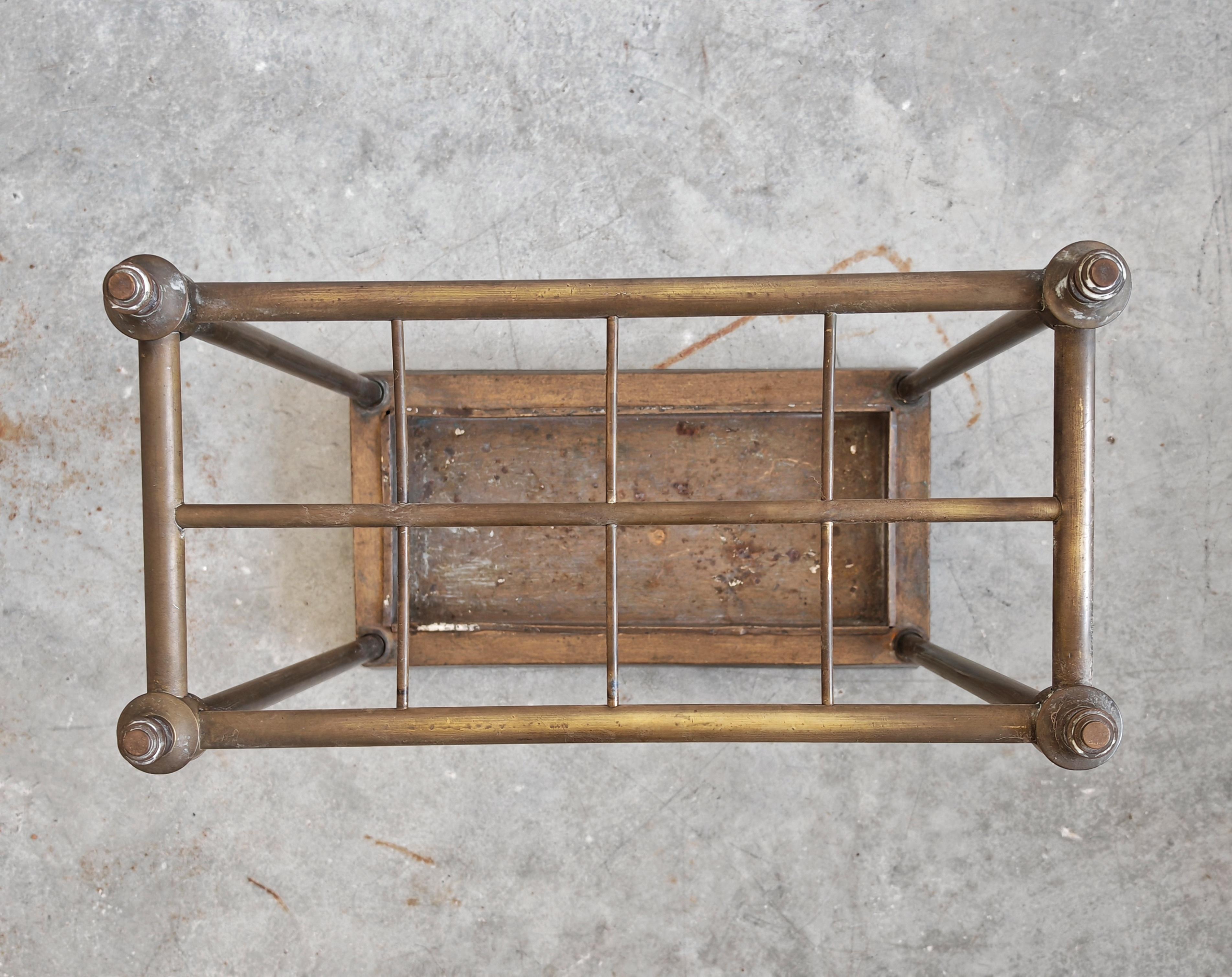 Porte-parapluies victorien ancien en laiton et fonte, Angleterre 1880s en vente 5