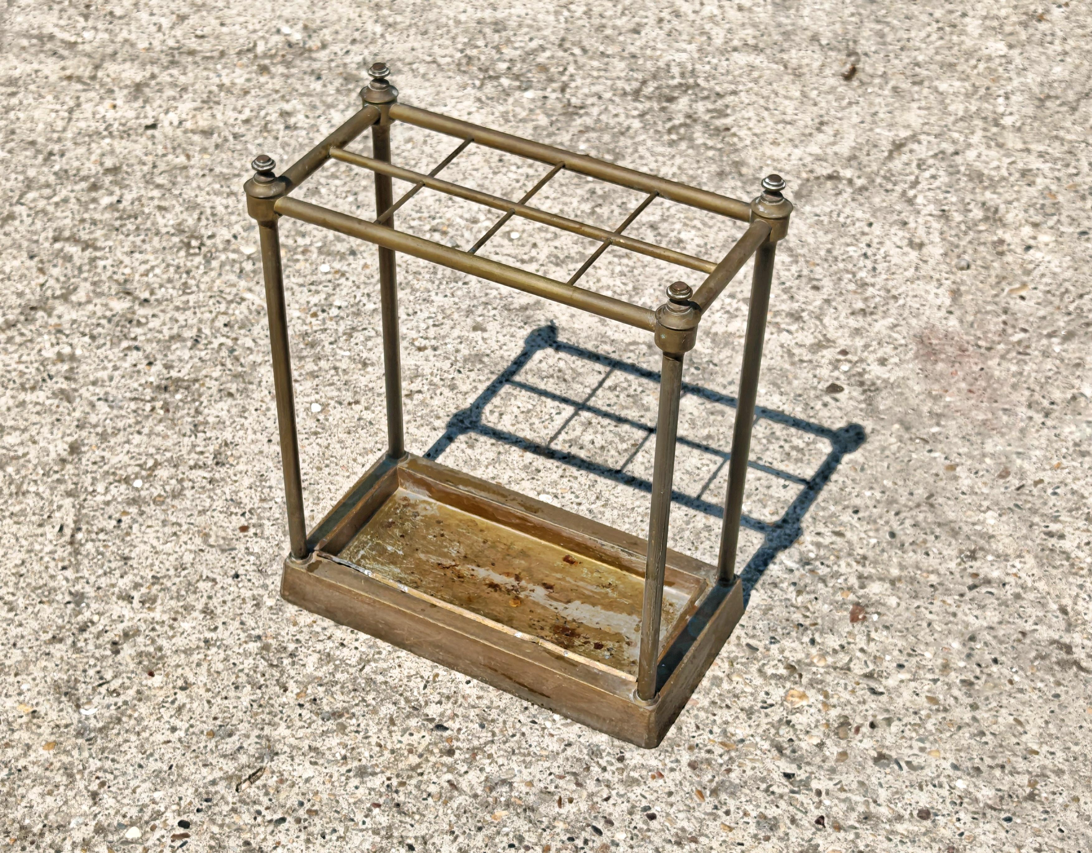 Vous trouverez dans cette annonce un porte-parapluie et un porte-baguette anciens, de style victorien, en laiton et en fonte. Il présente des lignes géométriques simples et élégantes. Fabriqué en Angleterre vers les années 1880.

Bon état ancien