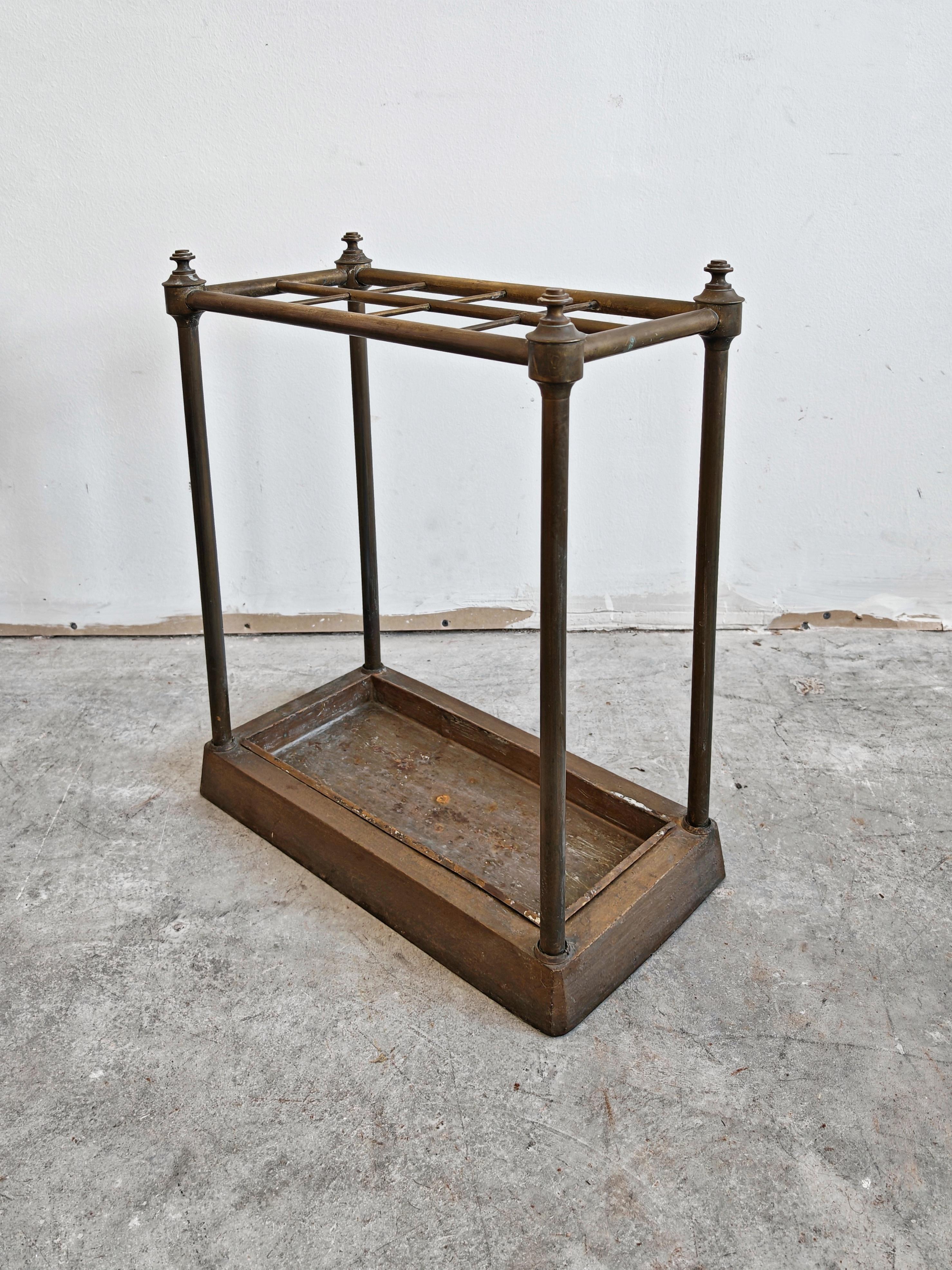 Anglais Porte-parapluies victorien ancien en laiton et fonte, Angleterre 1880s en vente
