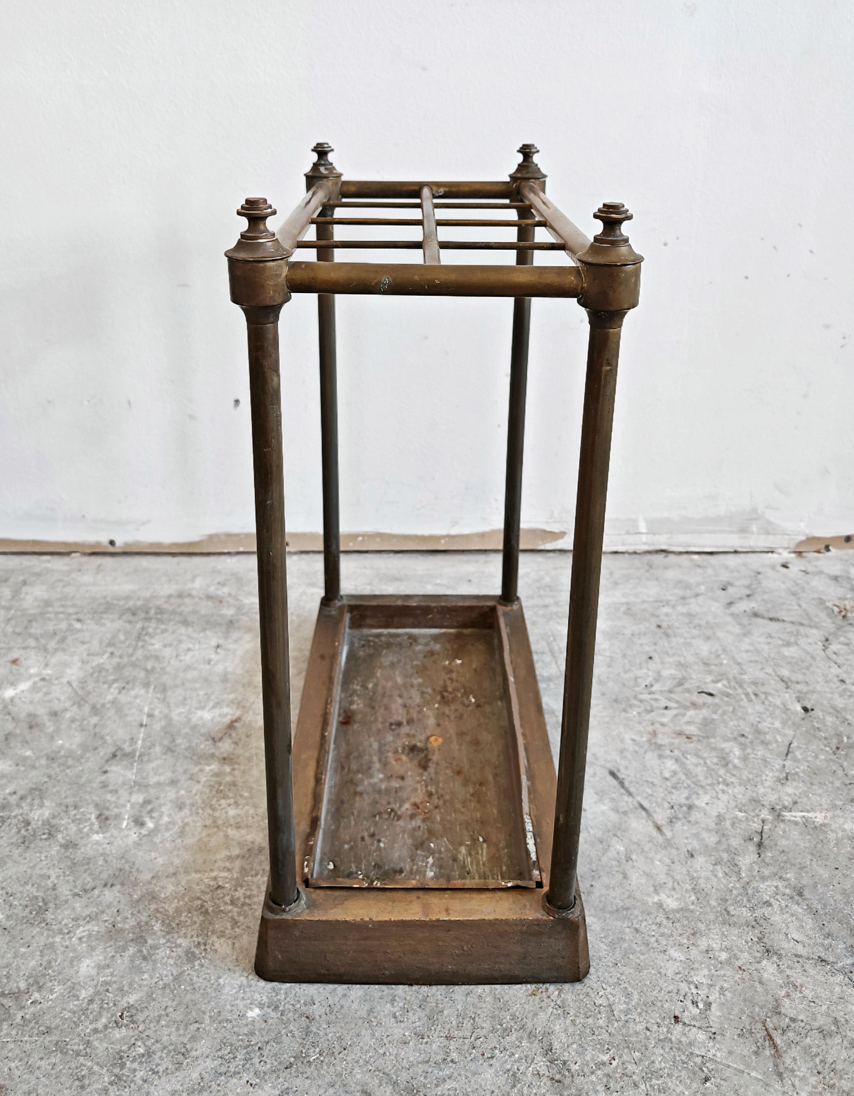 Porte-parapluies victorien ancien en laiton et fonte, Angleterre 1880s Bon état - En vente à Beograd, RS