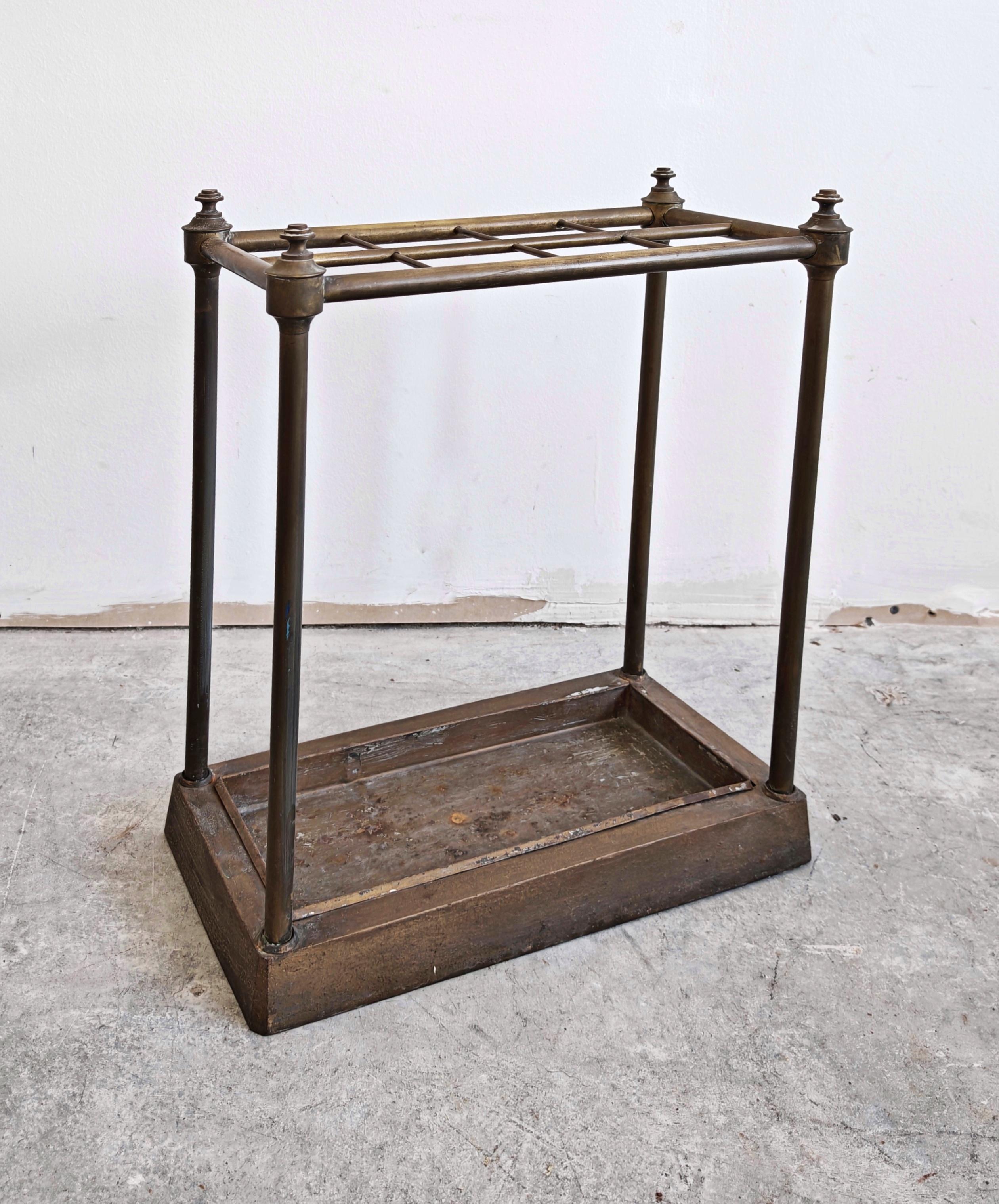 Porte-parapluies victorien ancien en laiton et fonte, Angleterre 1880s en vente 1