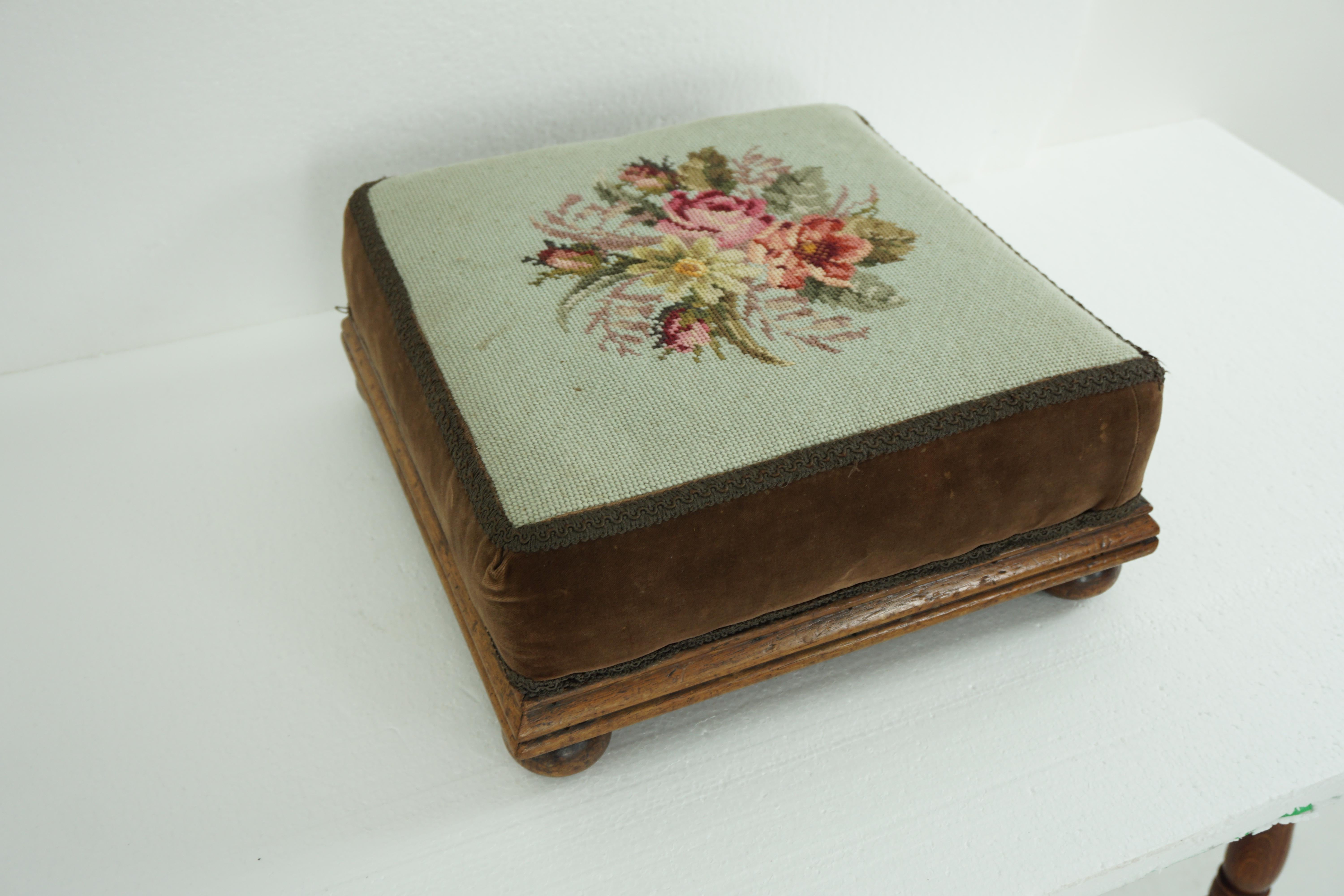 Antique Victorian Upholstered Walnut Foot Stool Bench, Scotland, 1890-1907 In Good Condition In Vancouver, BC