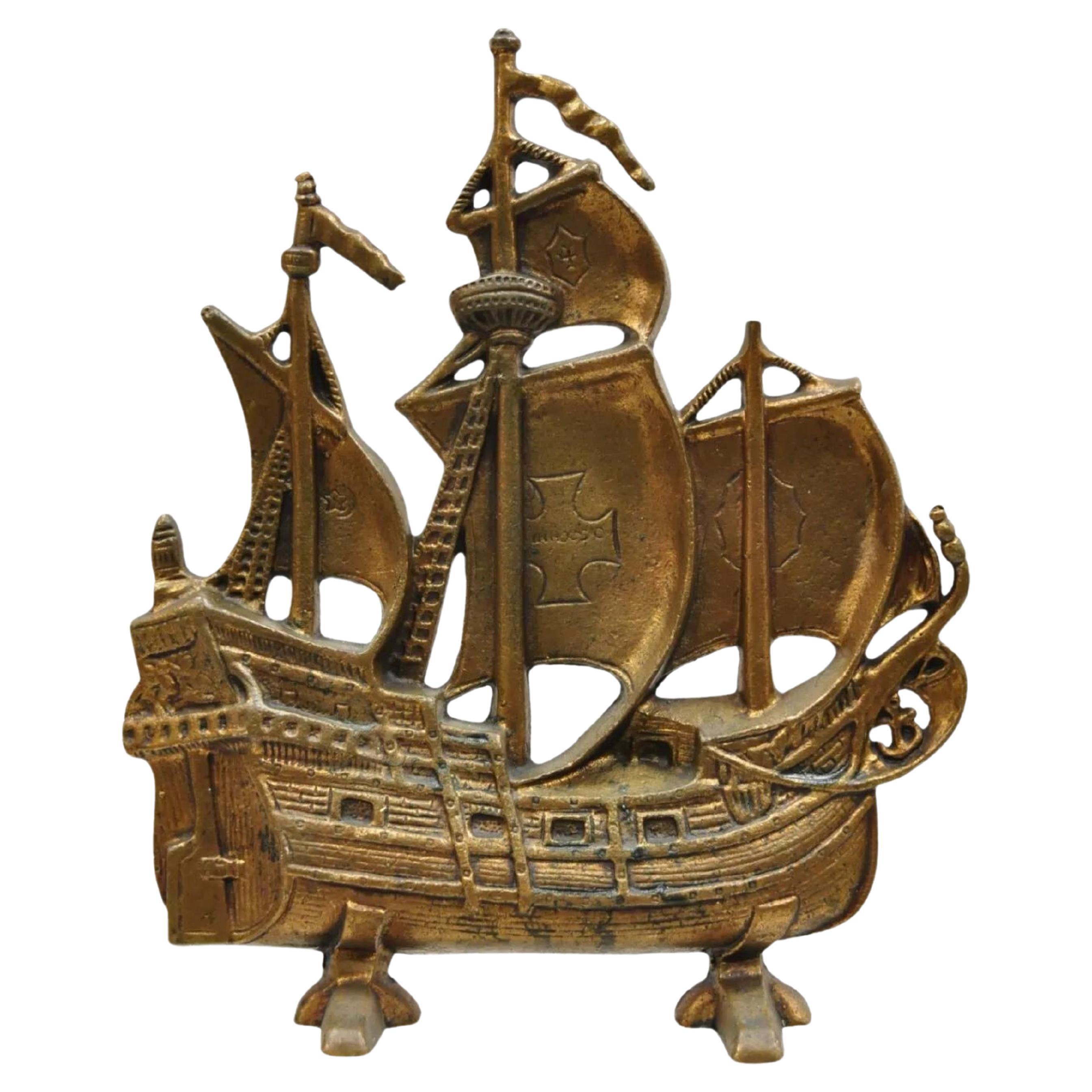 Antiguo Tope de Puerta Victoriano Valcast de Hierro Fundido Figurado de Bronce Barco de Vela en venta