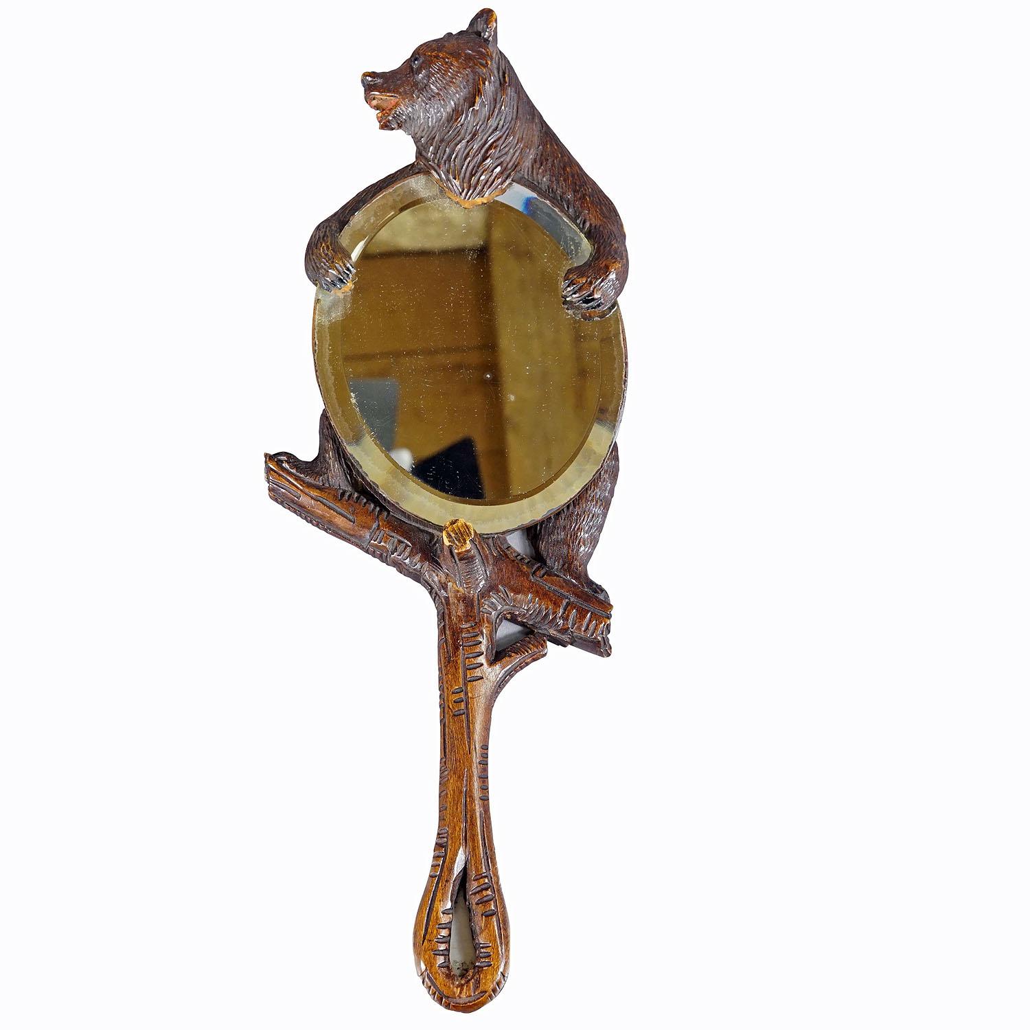 Antique Victorian Vanity Mirror with Bear, Black Forest ca. 1900

Un joli miroir de courtoisie en bois décoré d'un ours sculpté tenant le miroir. Il a été sculpté à la main à Brienz, en Suisse, vers 1900. Le miroir antique d'origine est en bon