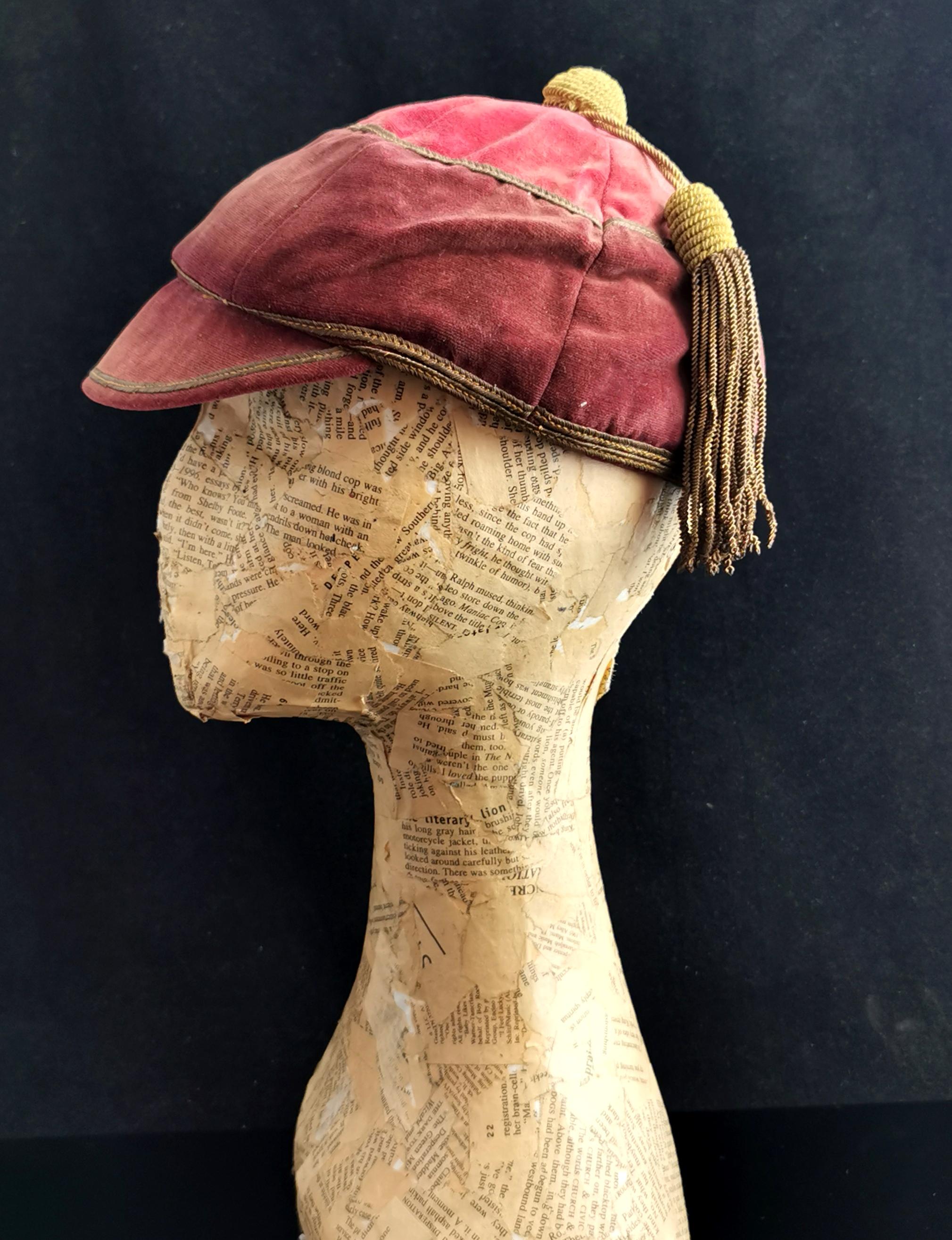 Eine seltene antike Sportmütze oder Jockeys Cap.

Dieses prächtige und seltene Stück ist nicht nur ein Stück Modegeschichte, sondern auch ein fantastisches Sportrelikt.

Sie ist aus rotem und goldenem Samt mit einem Satinfutter gefertigt.

Die CAP