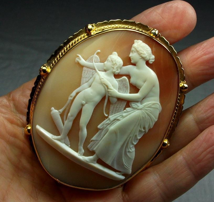 Antique Victorian Venus Teaching Archery to Cupid Shell Cameo Brooch For Sale 6