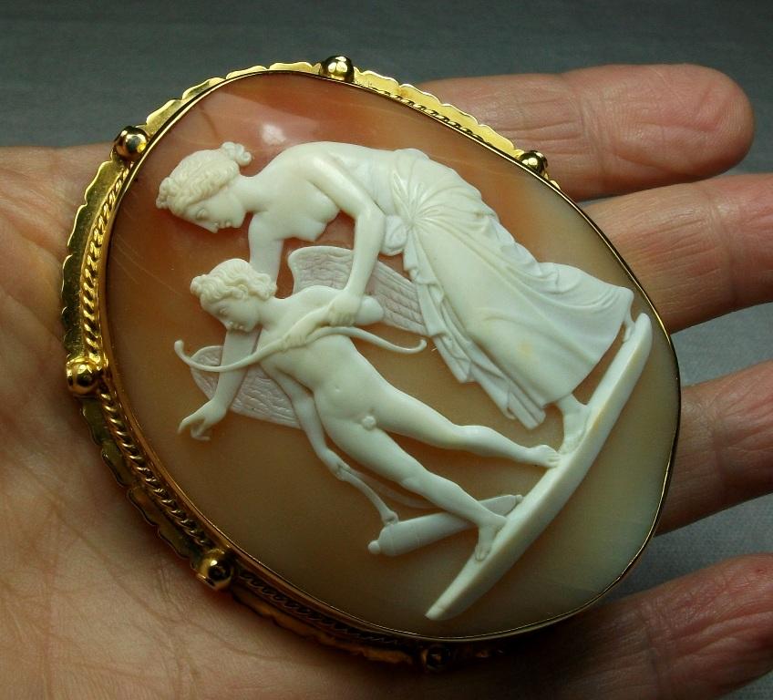 Antique Victorian Venus Teaching Archery to Cupid Shell Cameo Brooch For Sale 7