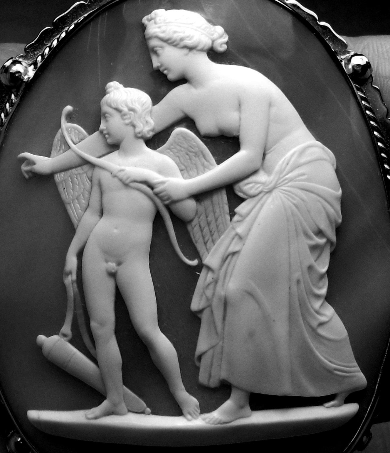 Antique Victorian Venus Teaching Archery to Cupid Shell Cameo Brooch In Excellent Condition For Sale In London, GB
