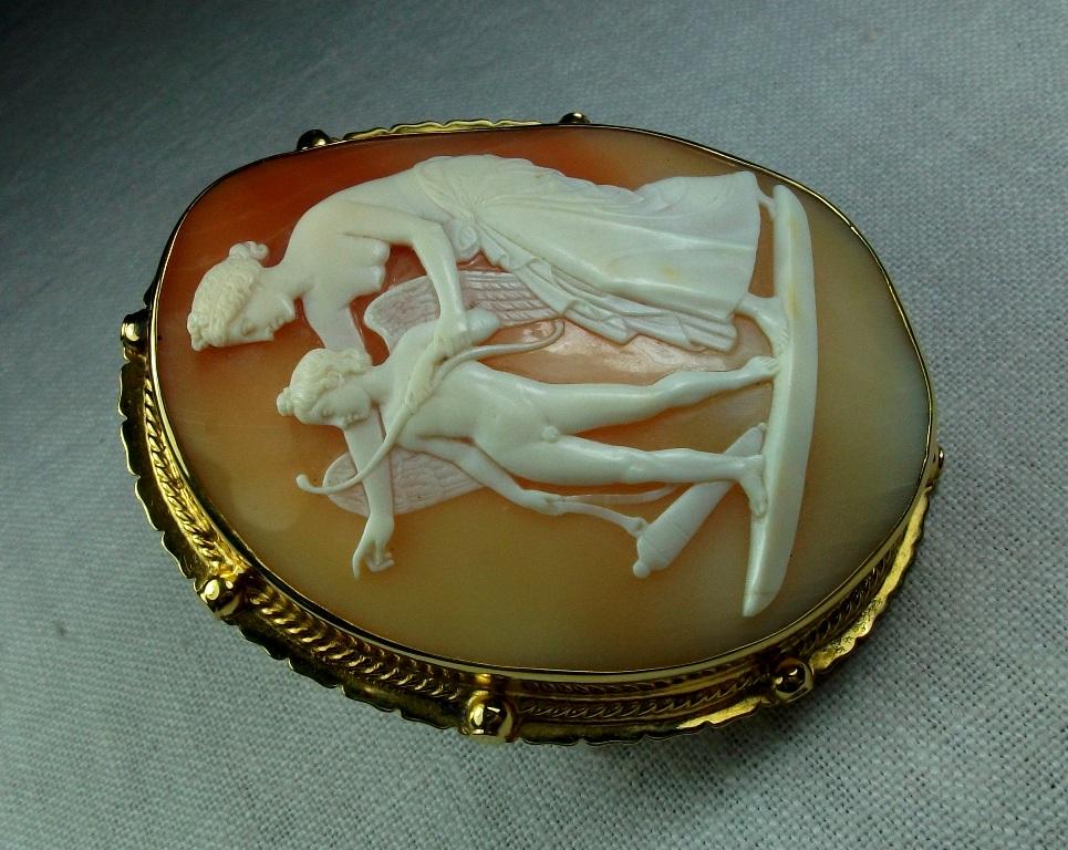 Antique Victorian Venus Teaching Archery to Cupid Shell Cameo Brooch For Sale 2