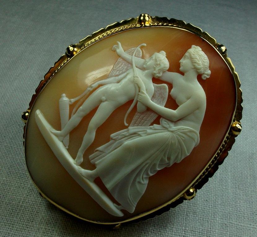 Antique Victorian Venus Teaching Archery to Cupid Shell Cameo Brooch For Sale 3