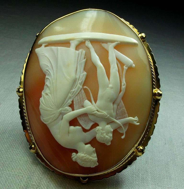 Antique Victorian Venus Teaching Archery to Cupid Shell Cameo Brooch For Sale 4
