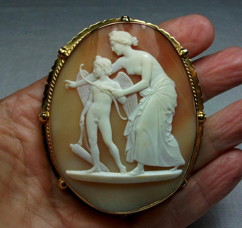 Antique Victorian Venus Teaching Archery to Cupid Shell Cameo Brooch For Sale 5