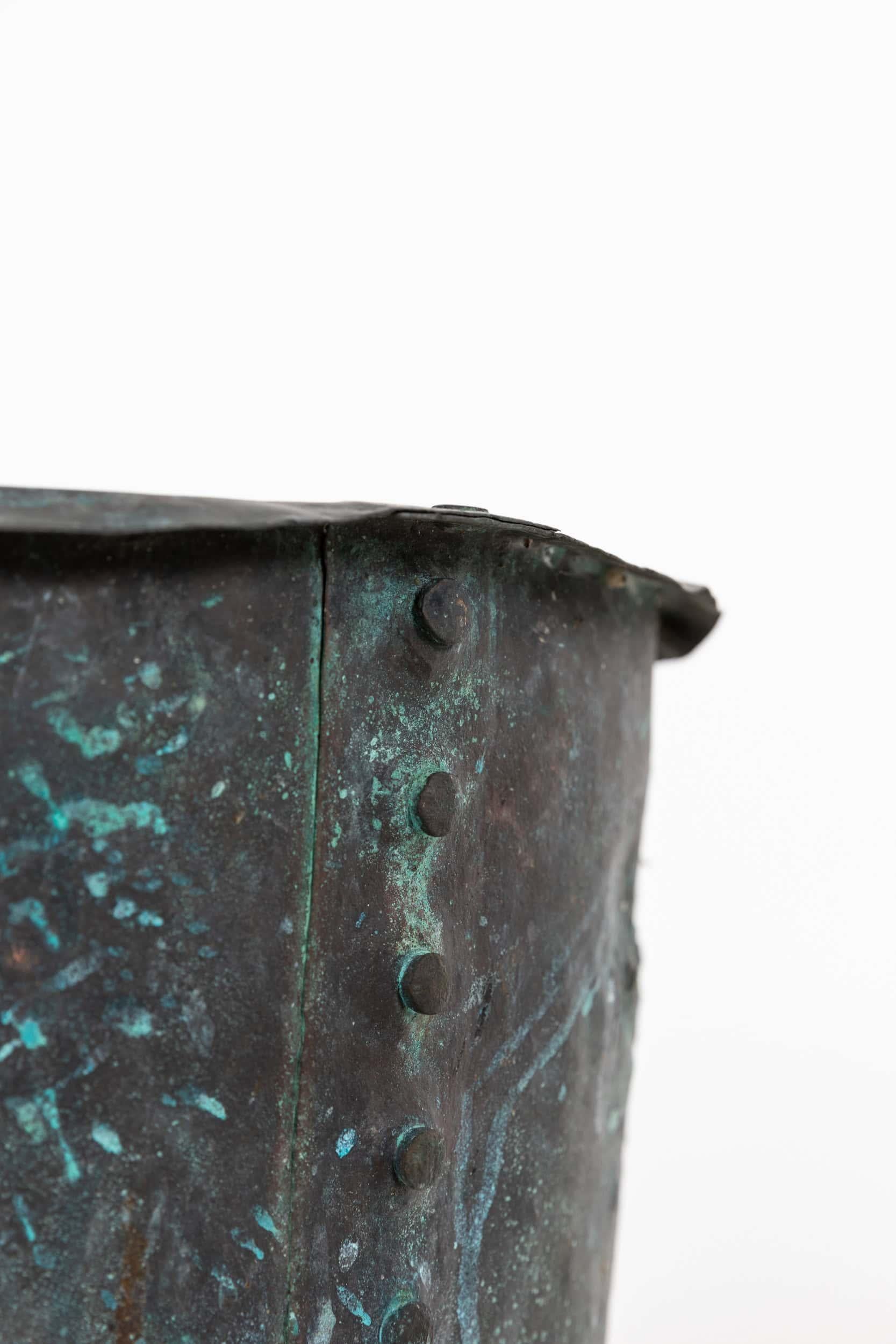 

Ein wunderschöner antiker, genieteter Kupferkessel um 1880.

Große Größe und Form mit der perfektesten natürlichen Grünspan-Patina, die nur die Zeit hervorbringen kann, mit einer soliden genieteten Konstruktion. Ideale Größe zur Aufbewahrung von