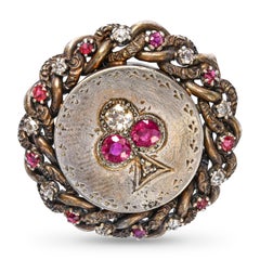 Broche antiguo victoriano de vermeil con un as de picas, rubíes y diamantes
