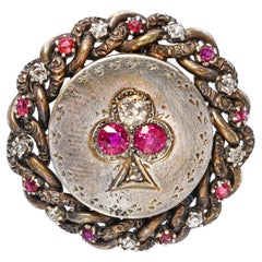 Broche antiguo victoriano de vermeil con un as de picas, rubíes y diamantes