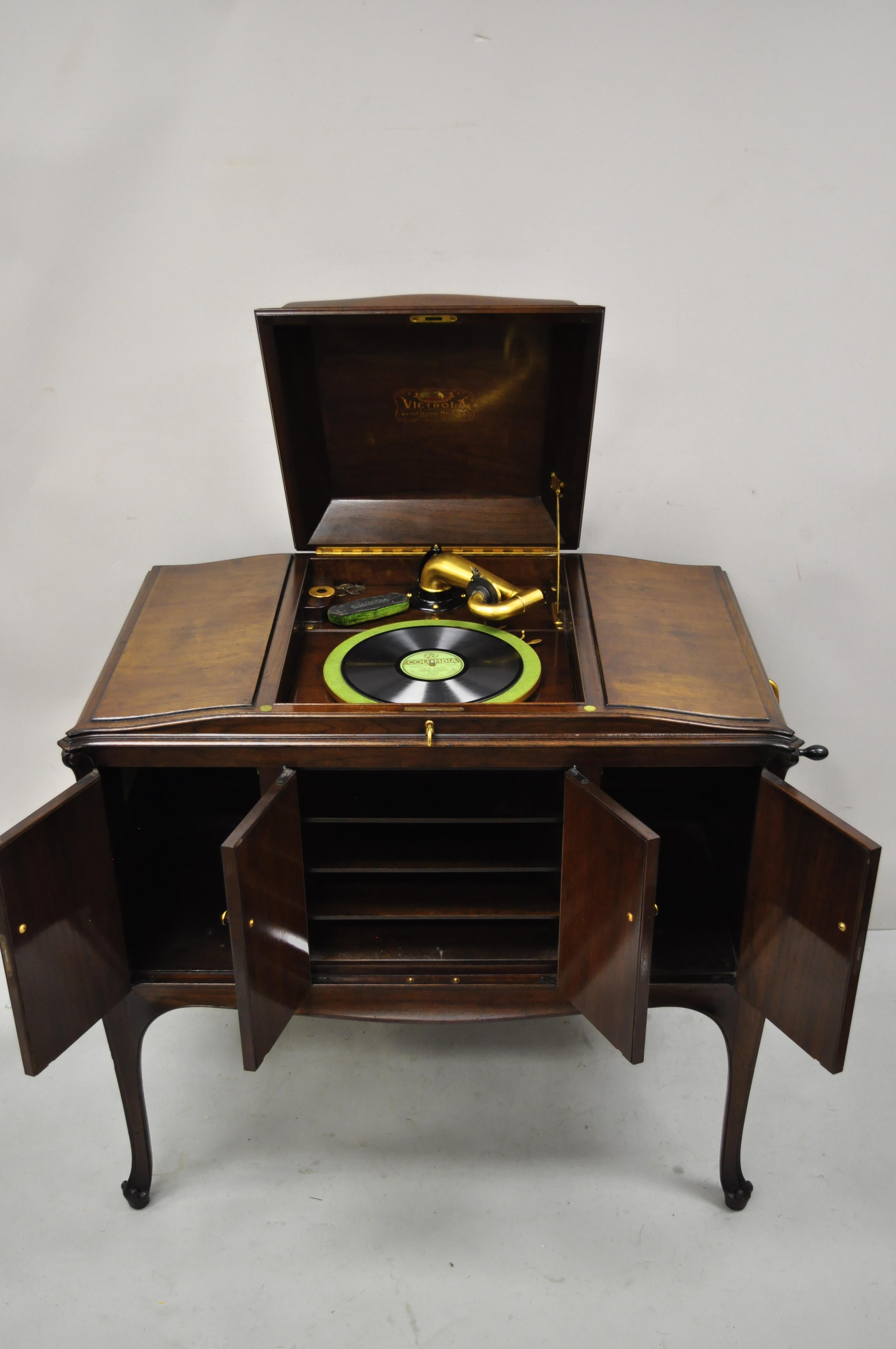 Antique Victorian Victrola VV-300 Phonograph Talking Machine Record Player 27551. Item features gold plated hardware, finished back, original labels, original working lock and key, cabriole legs, very nice antique item, quality American