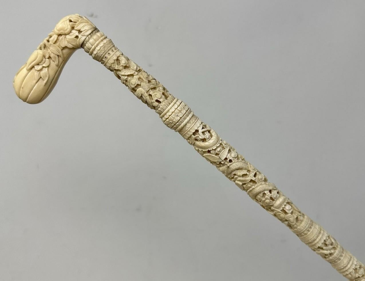 Exceptionnel exemple de canne en ivoire bovin d'exportation chinoise, sculptée à la main, de petites proportions, dernier quart du XIXe siècle. 

Cette poignée en forme de 