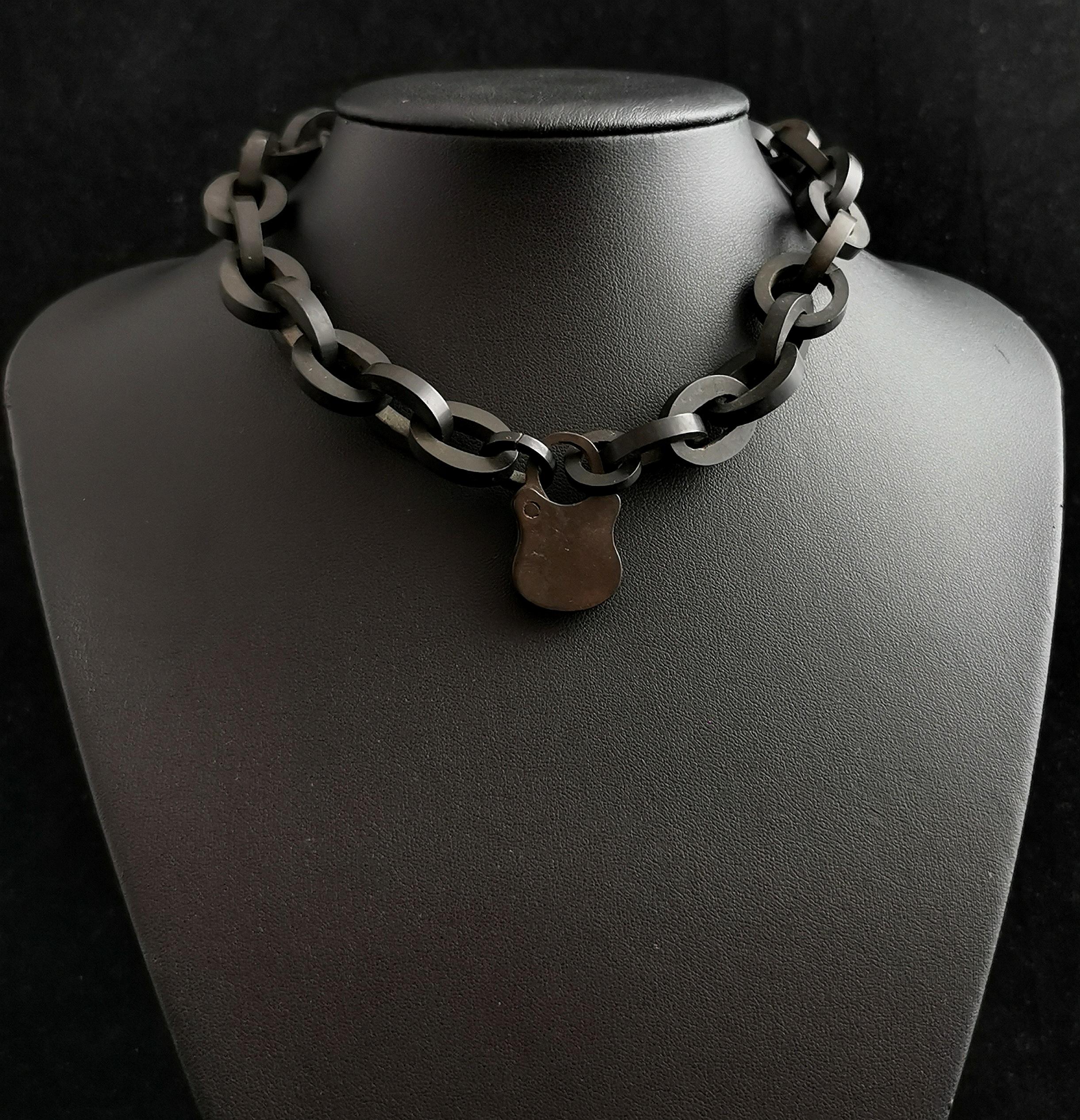 Eine schöne, seltene antike viktorianische Halskette.

Es hat klobige ovale Glieder mit einem schönen Vulkanit-Vorhängeschloss-Verschluss

Die schwarze Farbe steht für den Tod und der Verschluss des Vorhängeschlosses symbolisiert das Abschließen