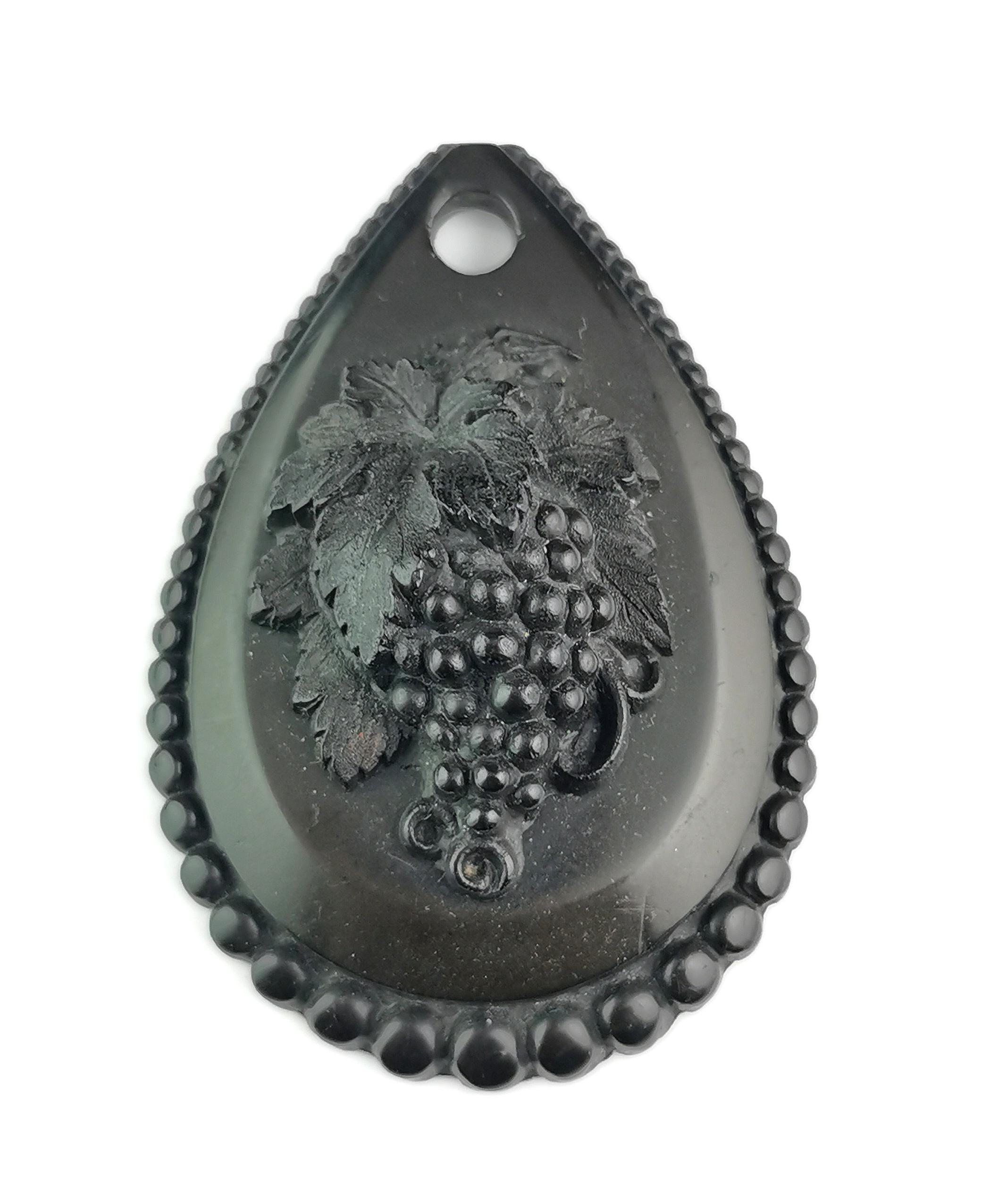 Antique Victorian Vulcanite grapes pendant  In Good Condition For Sale In NEWARK, GB