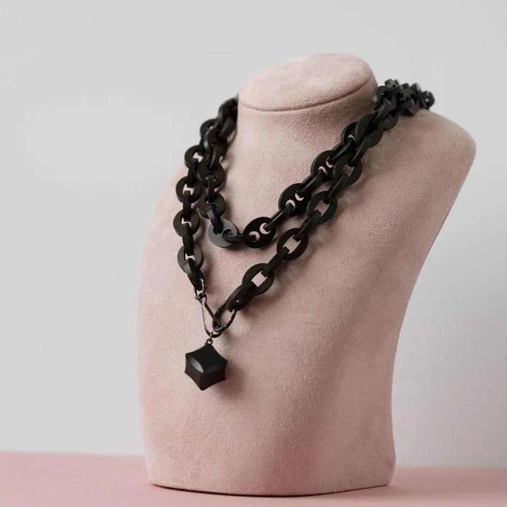 Vittoriano Antica collana vittoriana di charme a maglie larghe in vulcanite in vendita