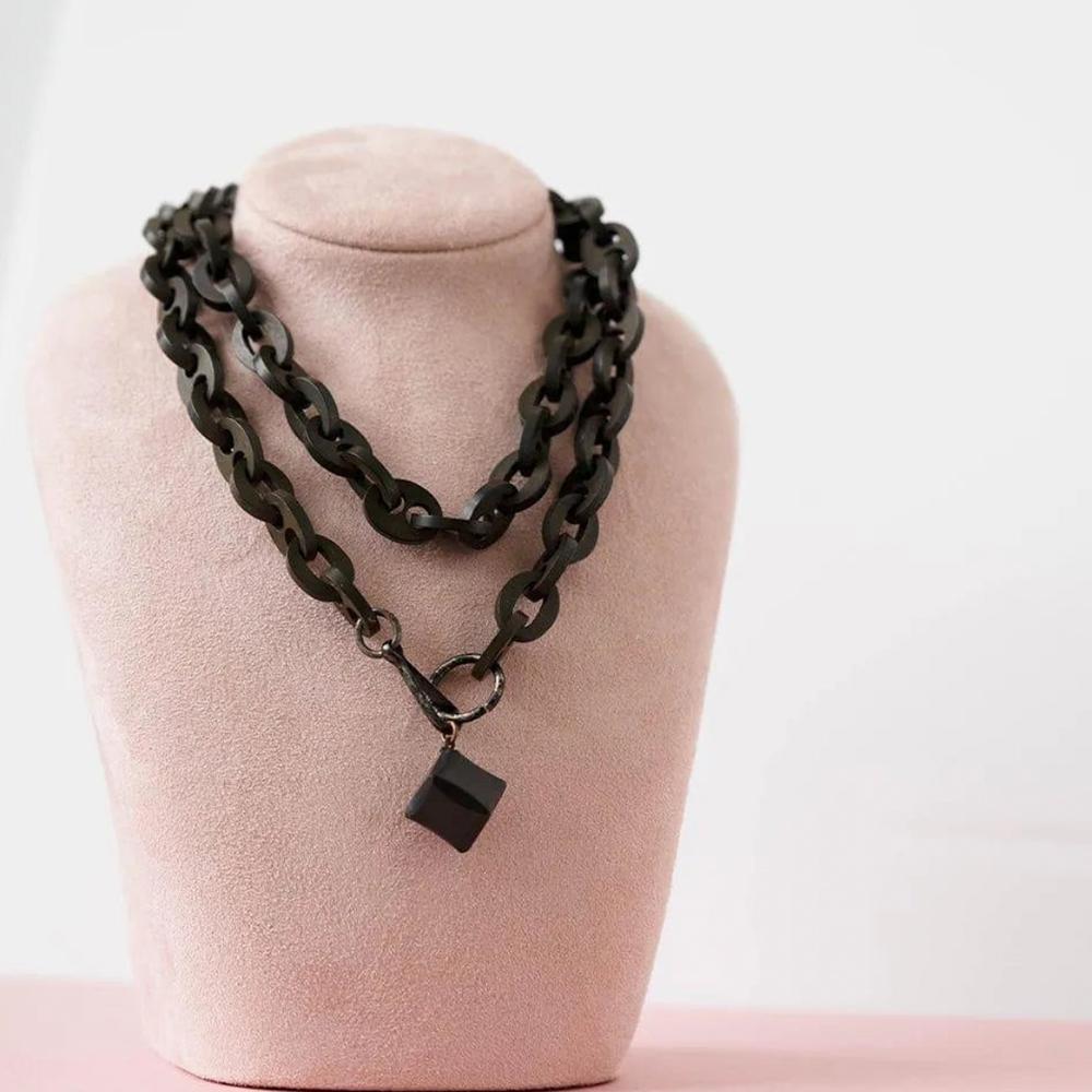 Antica collana vittoriana di charme a maglie larghe in vulcanite in vendita 4