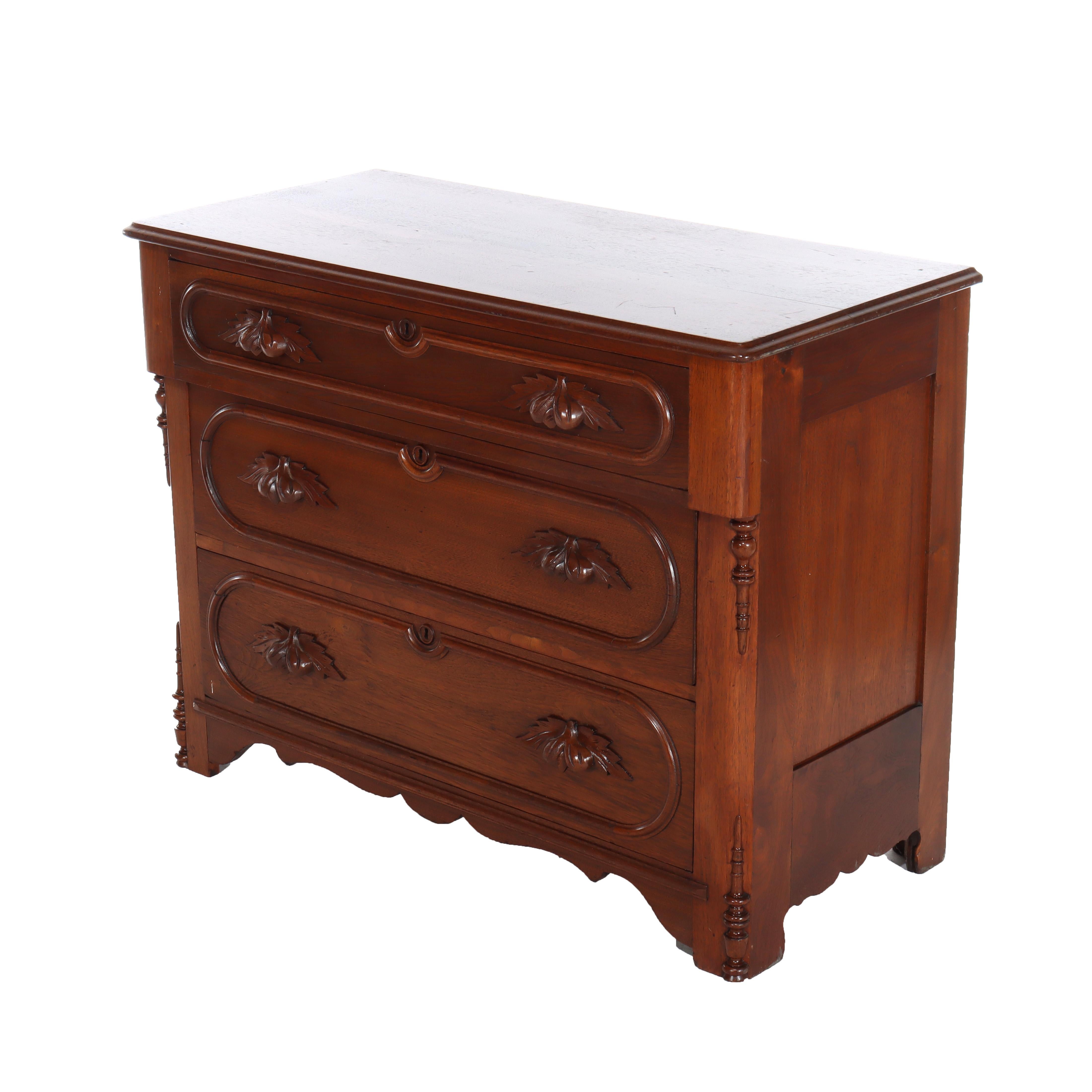 Arcón Victoriano Antiguo De 3 Cajones De Nogal Con Tiradores Tallados C1890 en Bueno estado para la venta en Big Flats, NY