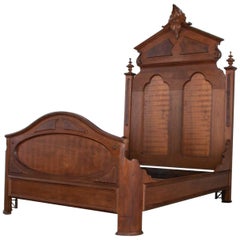 Cama alta victoriana antigua de nogal y nogal burl estilo Lincoln de tamaño completo