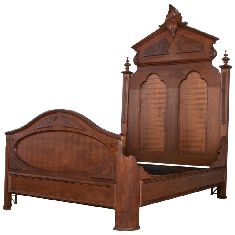 Victorian Walnut Lincoln-Style Bed, Mid to Late 19th Century