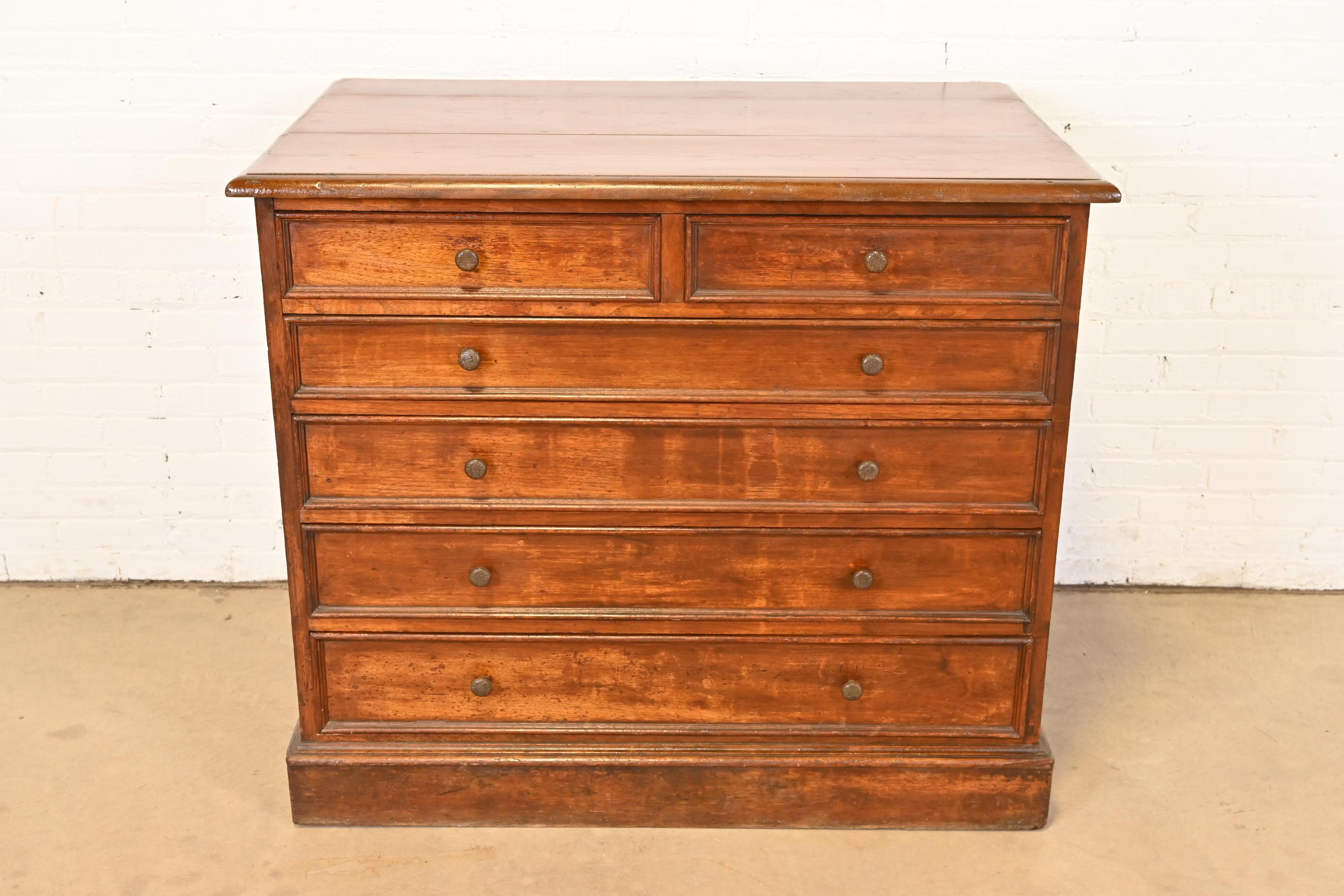 An exceptional Victorian or Arts & Crafts style solid walnut six-drawer architect's blueprint or map flat file cabinet or collector's cabinet

USA, Late 19th Century

Measures: 44.5