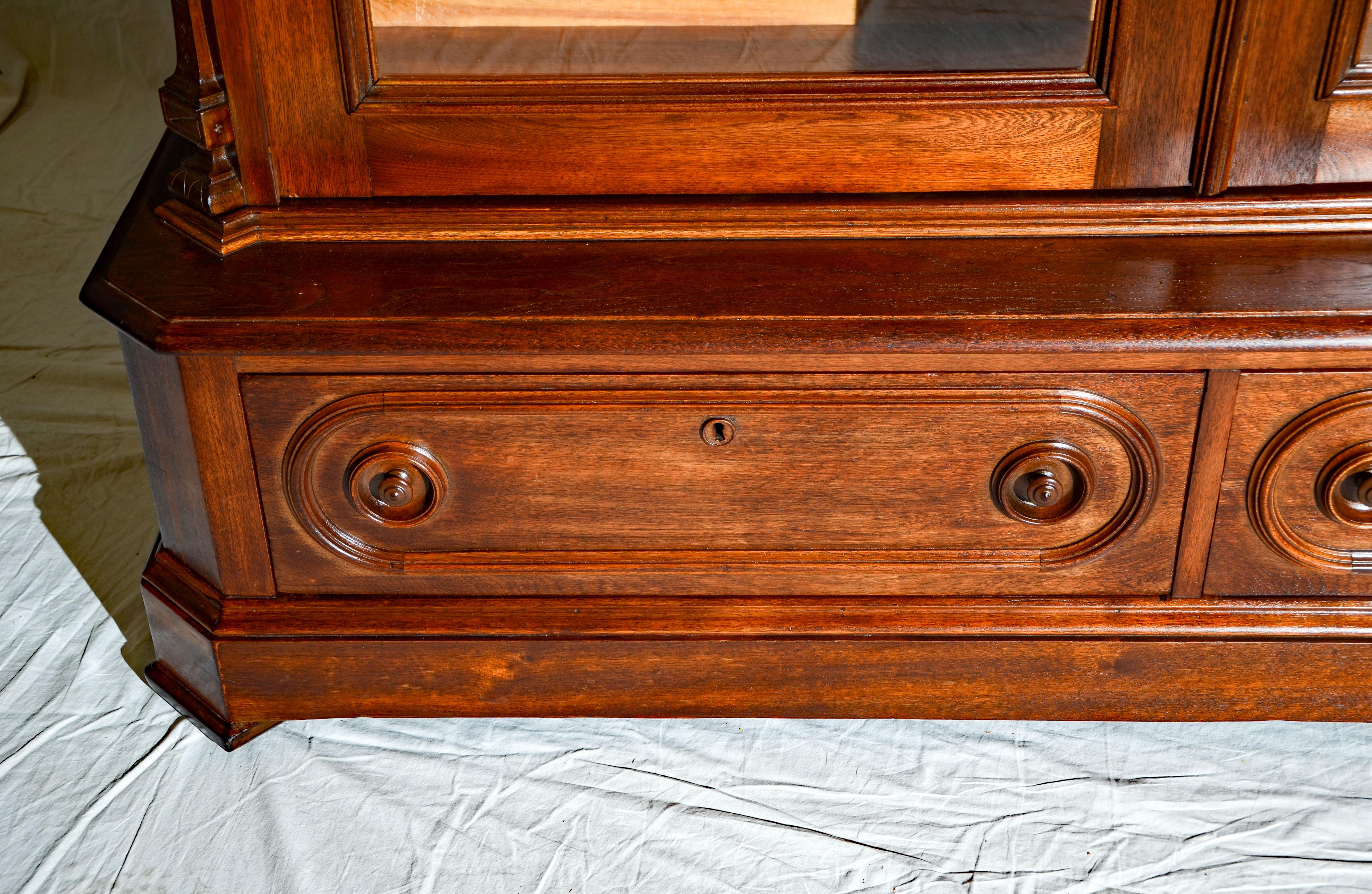 Antique Victorian Walnut Bookcase / Display Cabinet For Sale 7