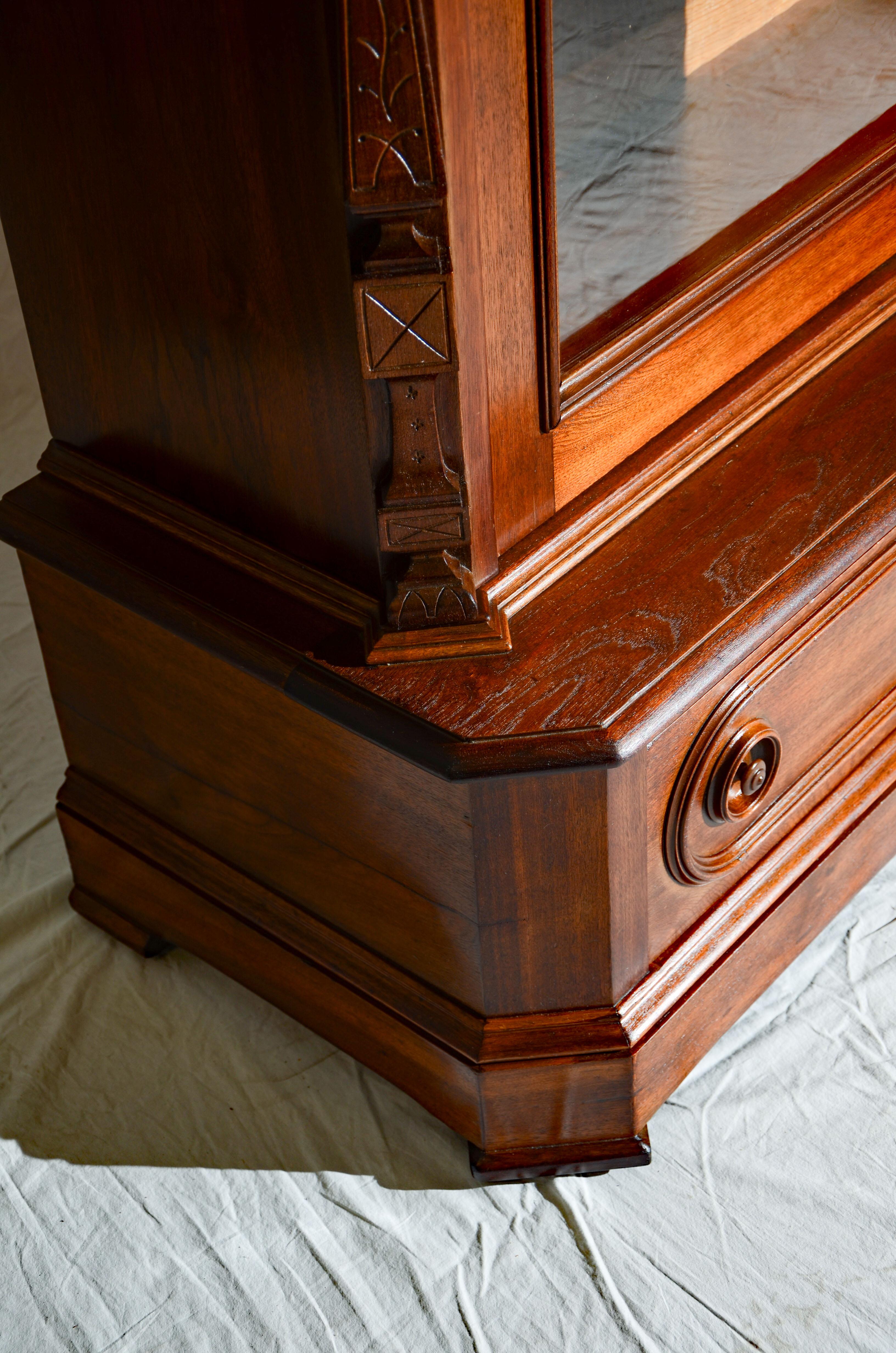 Antique Victorian Walnut Bookcase / Display Cabinet For Sale 8