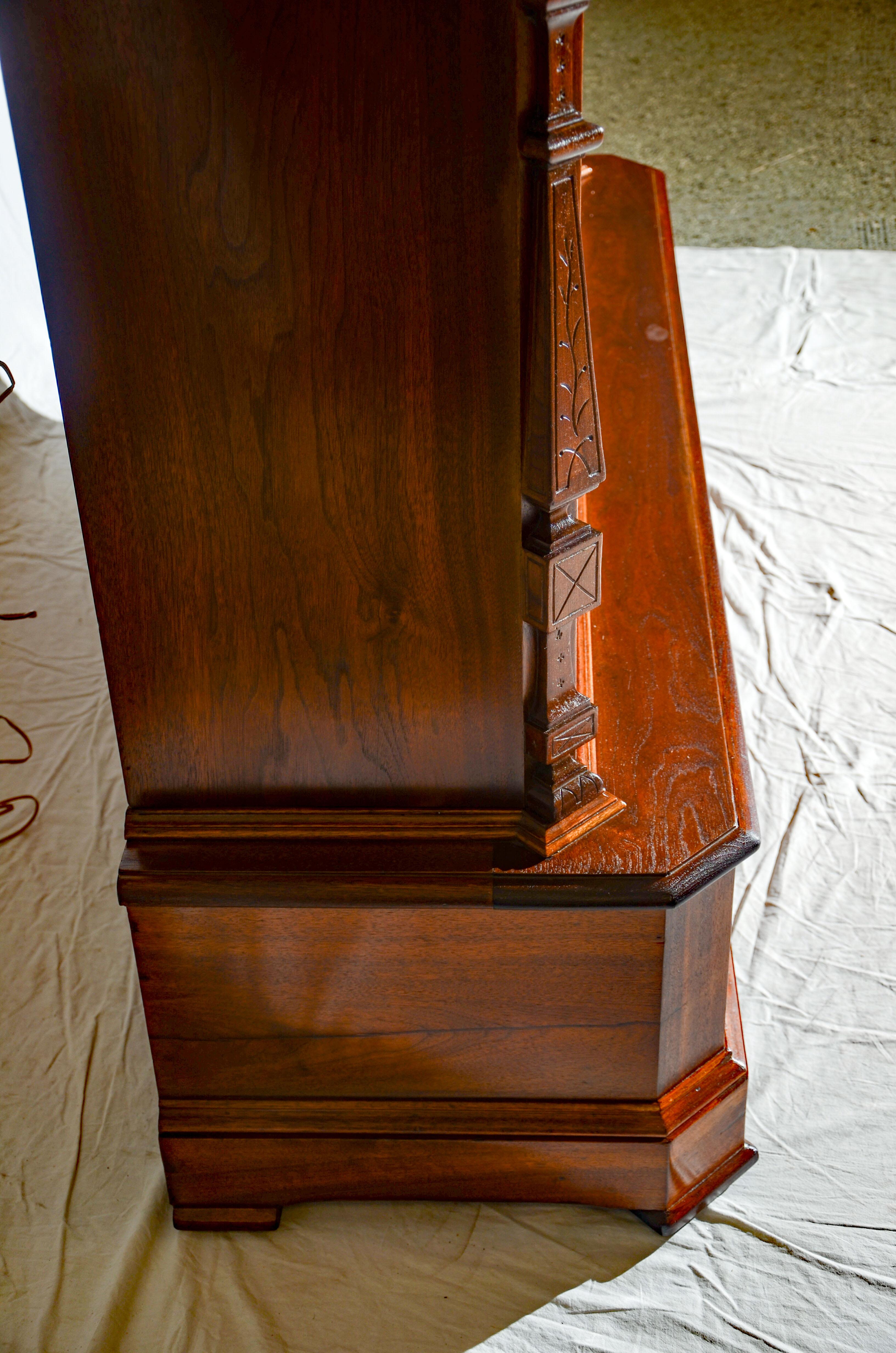 Antique Victorian Walnut Bookcase / Display Cabinet For Sale 10