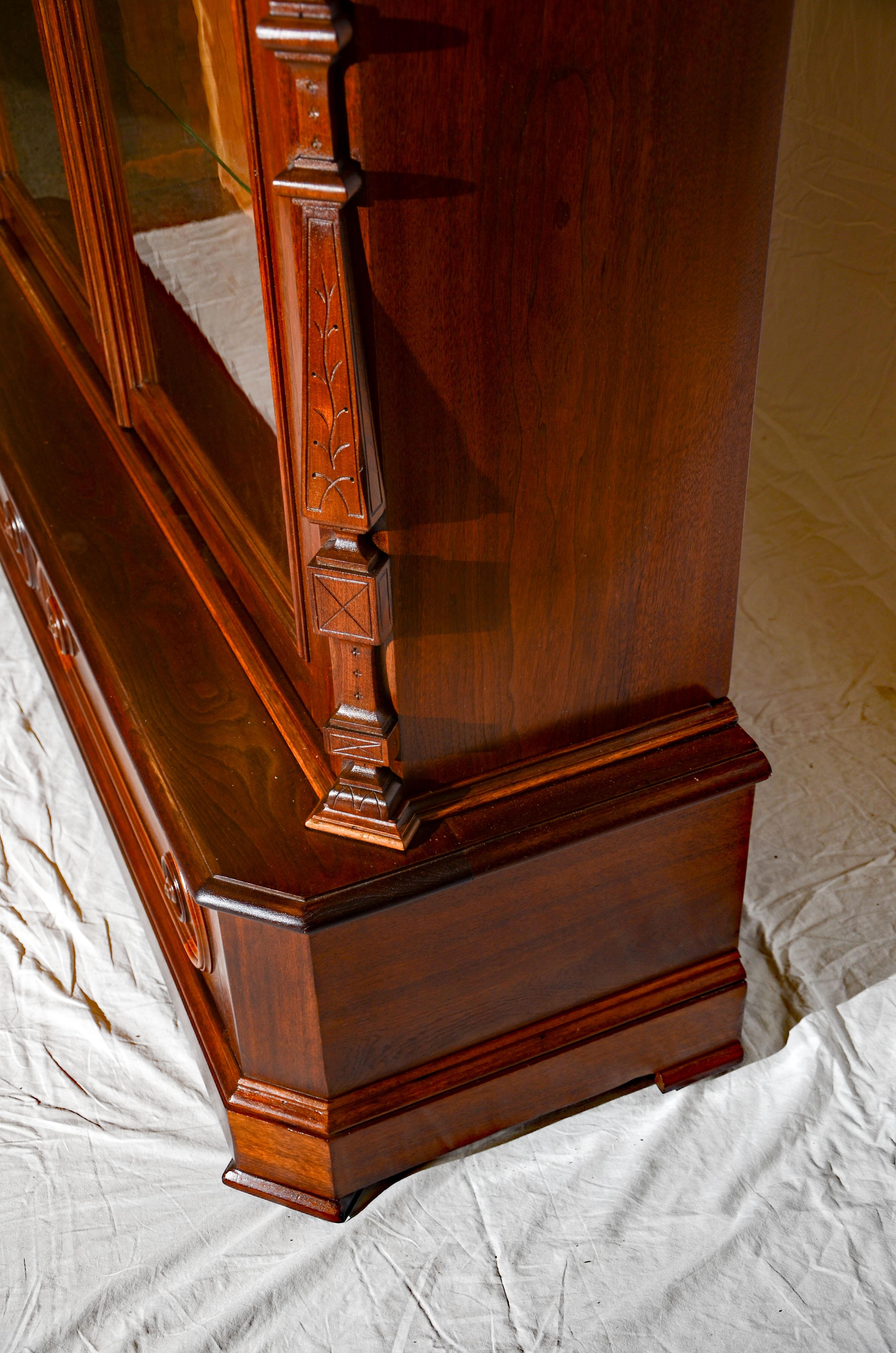 Antique Victorian Walnut Bookcase / Display Cabinet For Sale 11