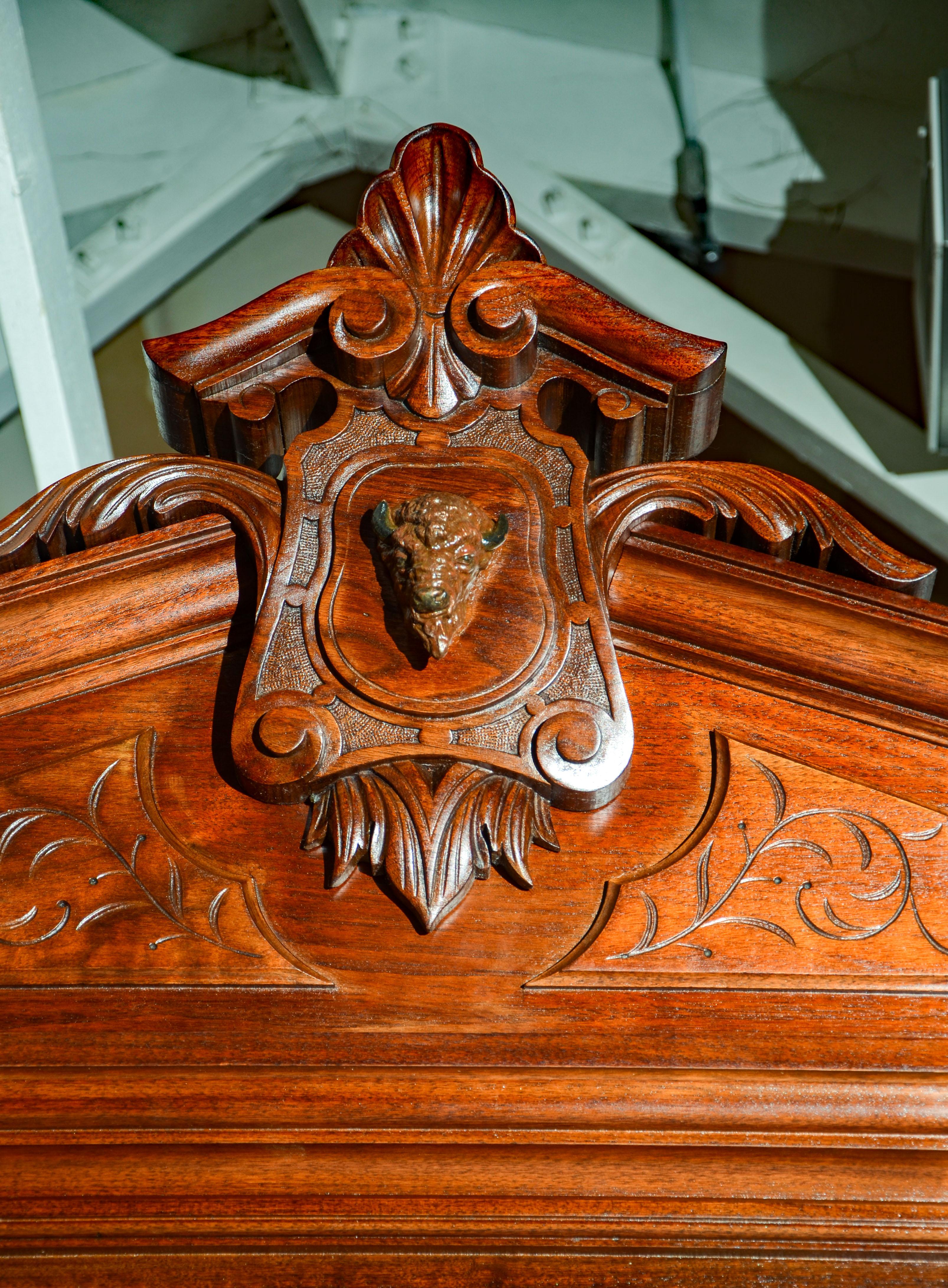 Antique Victorian Walnut Bookcase / Display Cabinet For Sale 2