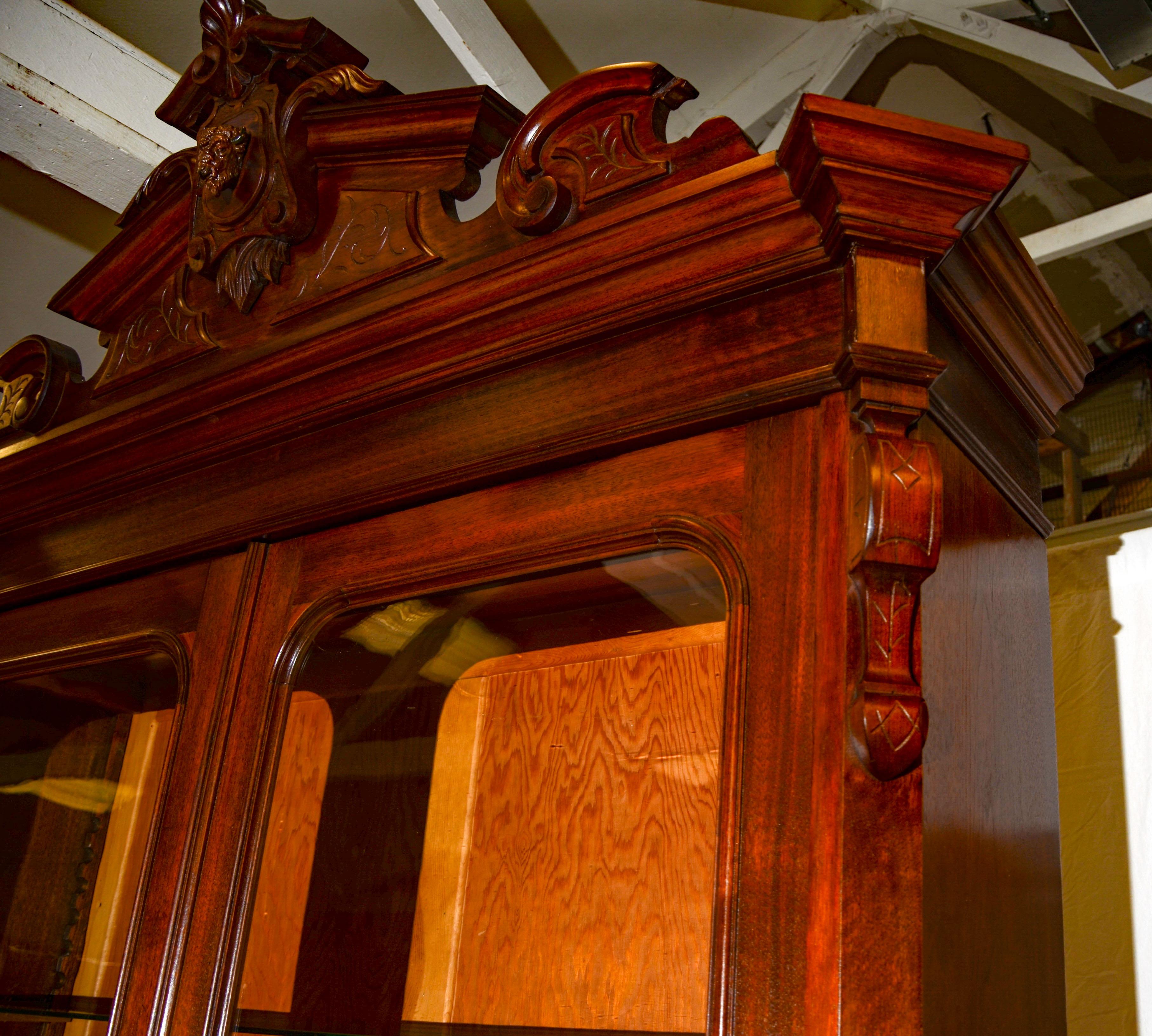Antique Victorian Walnut Bookcase / Display Cabinet For Sale 3