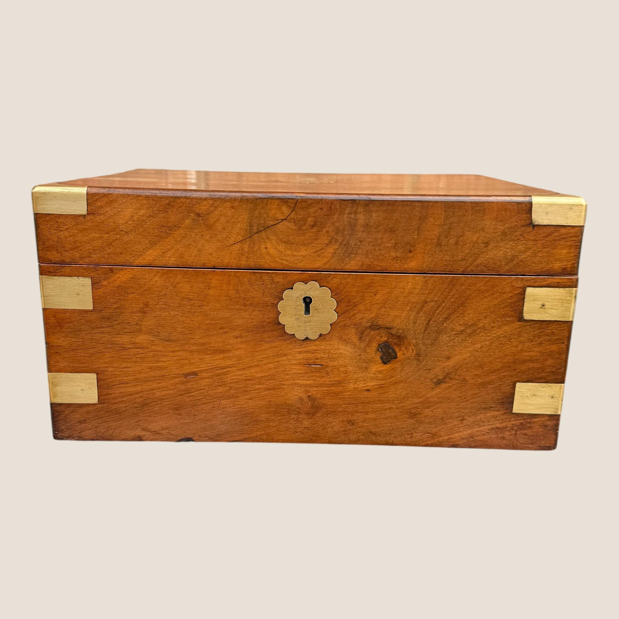 Antike viktorianische Nussbaum & Messing Campaigner Schreiben Steigung Box - Leder Interieur im Angebot 5