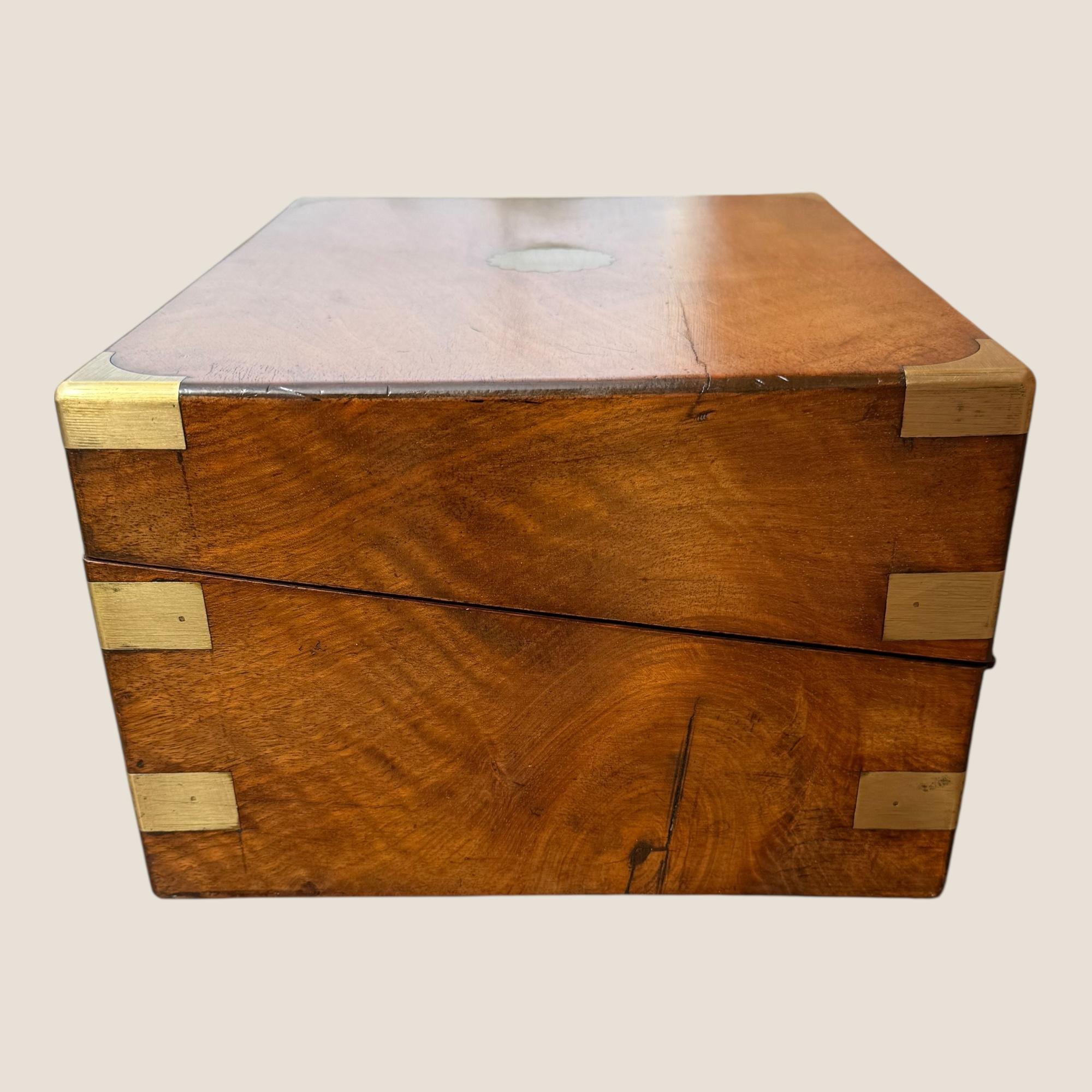 Antike viktorianische Nussbaum & Messing Campaigner Schreiben Steigung Box - Leder Interieur im Angebot 7