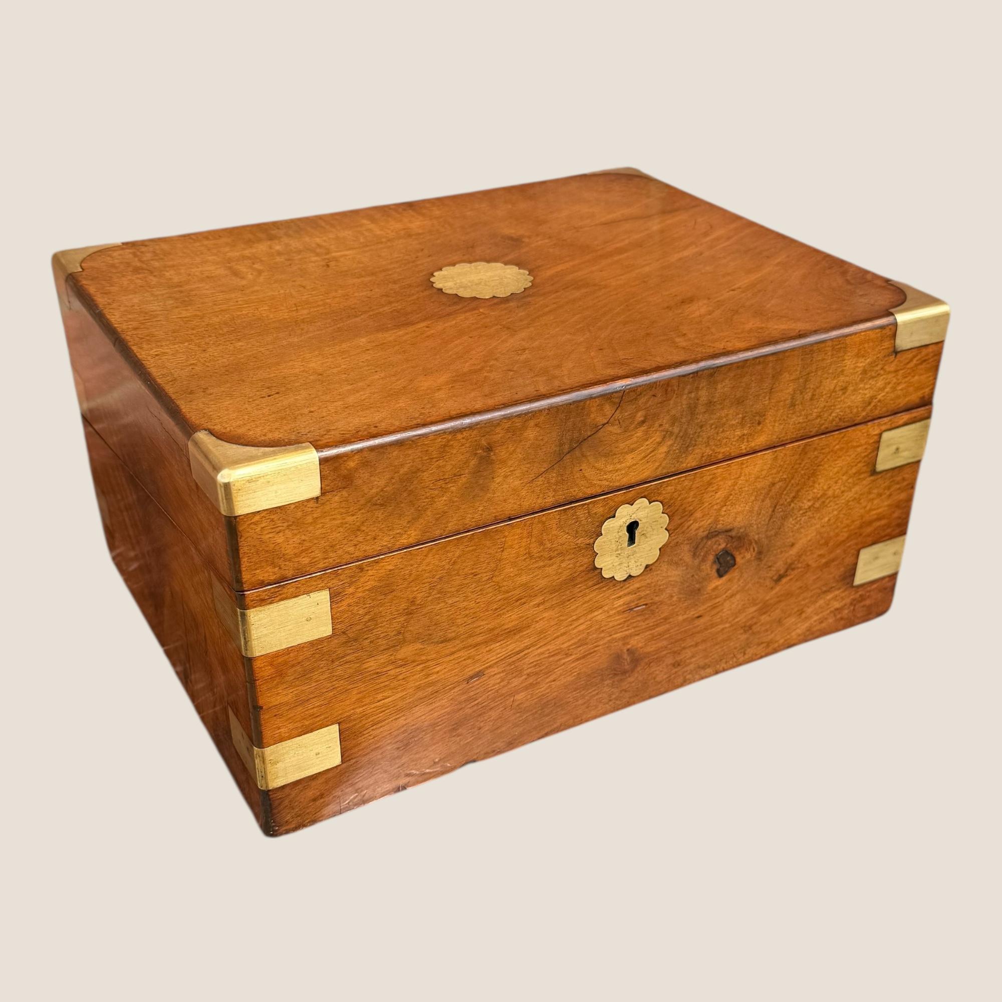 Antike viktorianische Nussbaum & Messing Campaigner Schreiben Steigung Box - Leder Interieur im Angebot 11