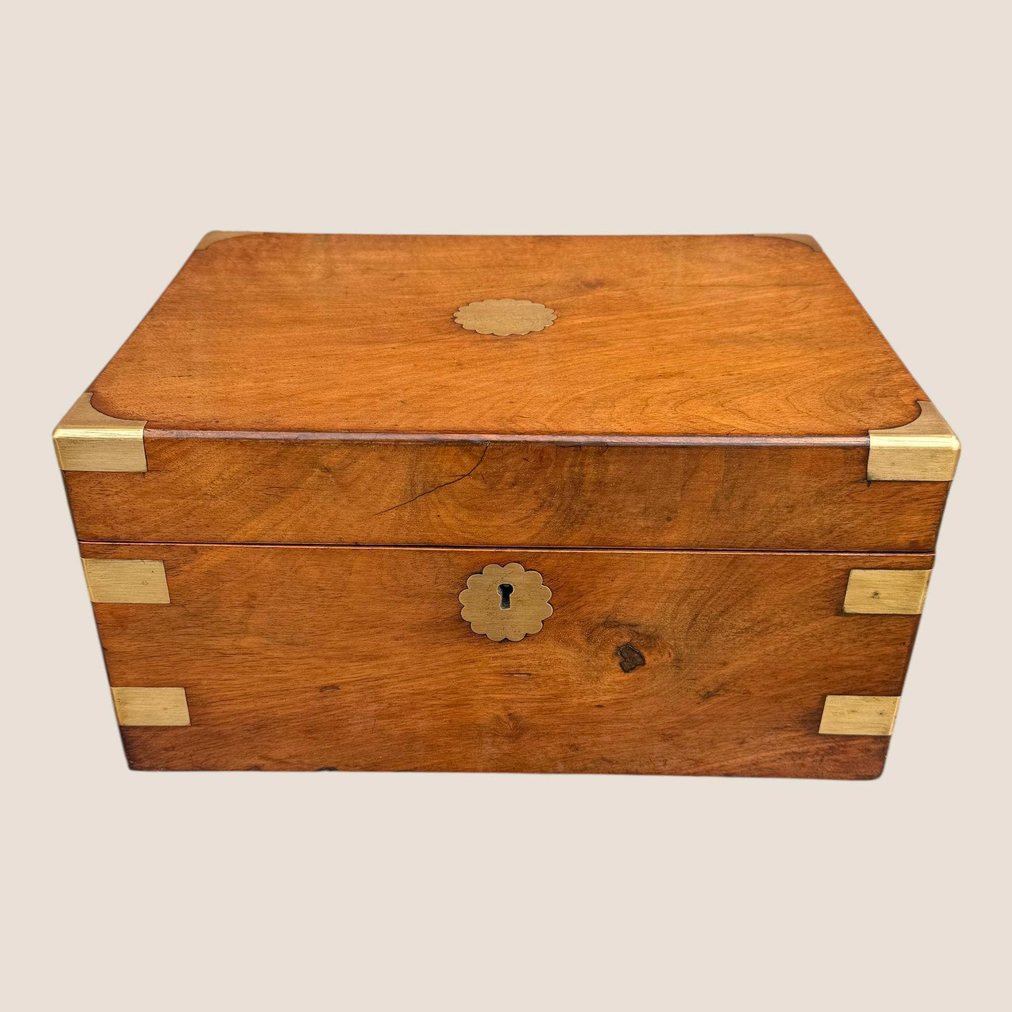 Hier haben wir eine antike viktorianische (1837-1901) Walnuss & Messing Campaigner Schreiben Schrägstrich Box. Die Schachtel öffnet sich zu einer Schreibschräge und ist innen mit schwarzem Leder und goldenen Verzierungen ausgestattet. Oben auf der