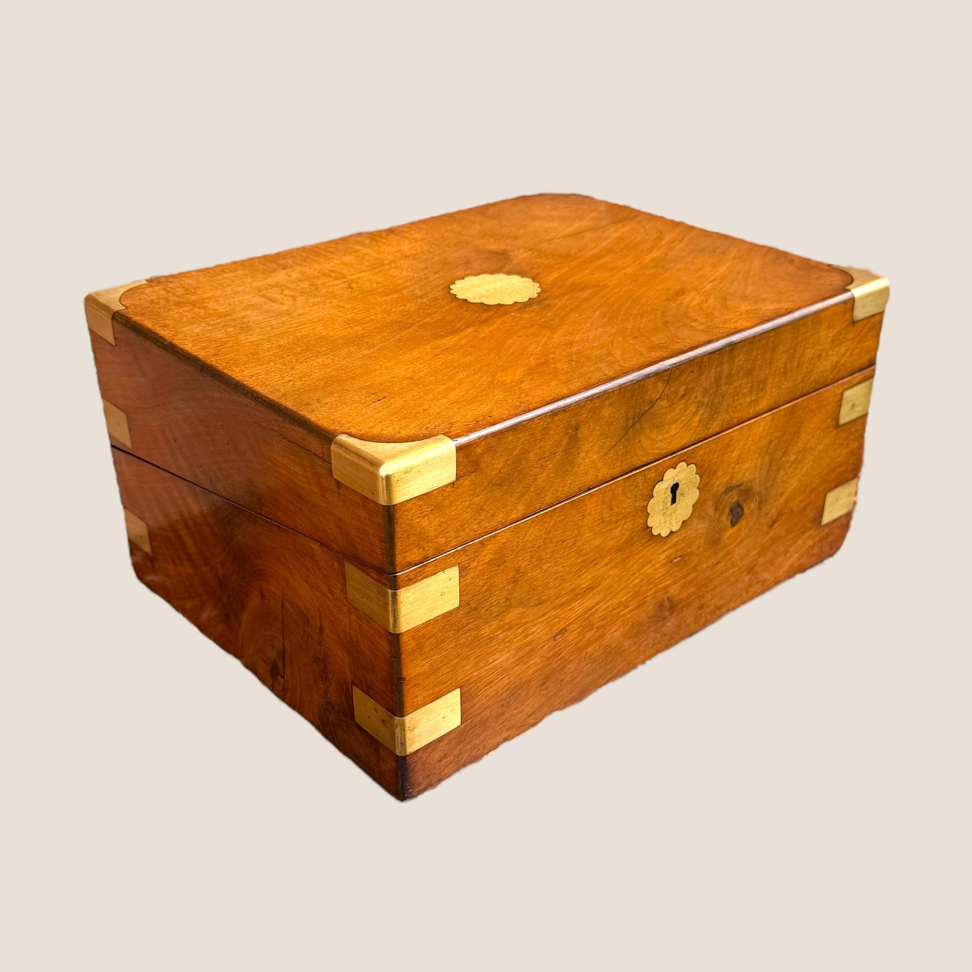 Antike viktorianische Nussbaum & Messing Campaigner Schreiben Steigung Box - Leder Interieur (Viktorianisch) im Angebot