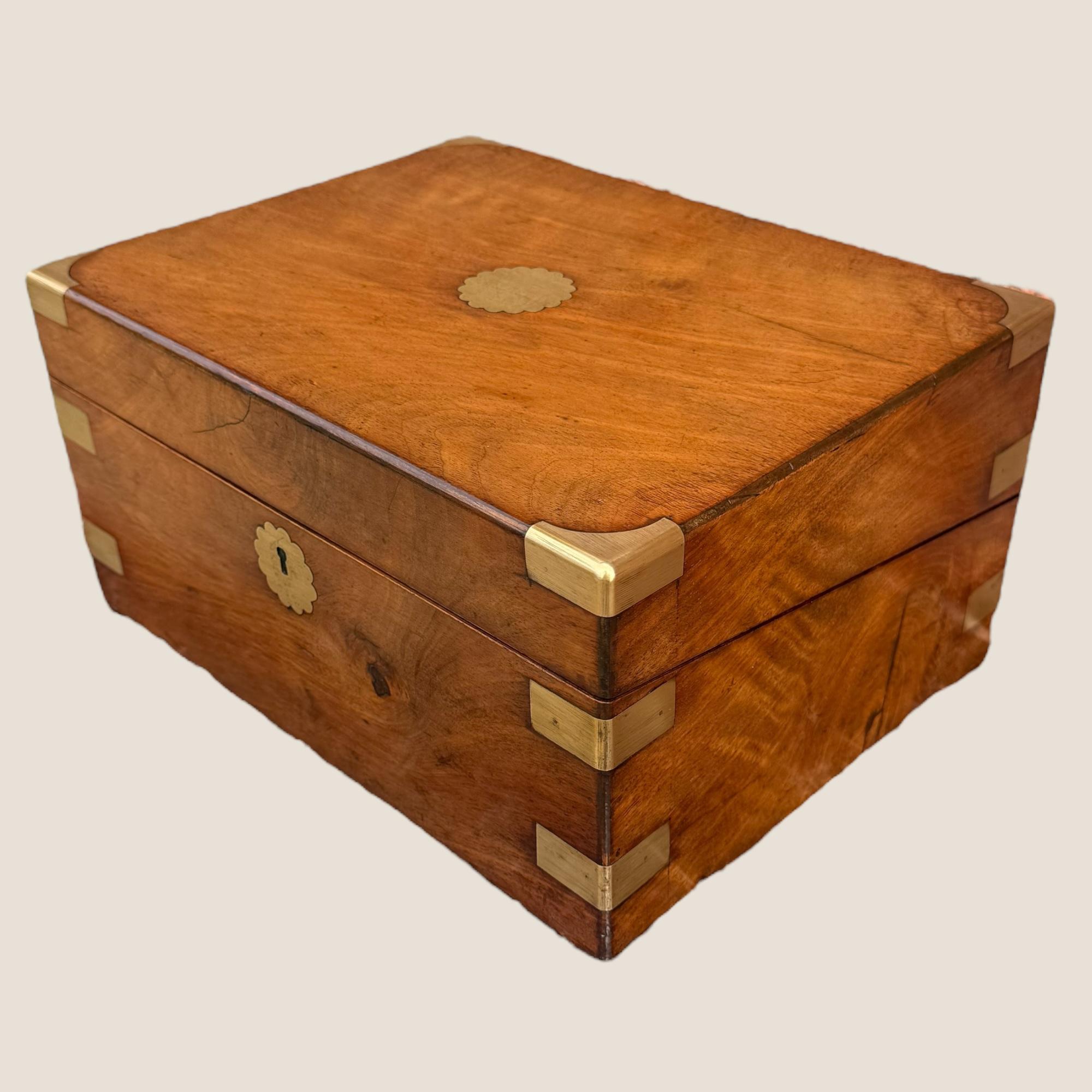 Antike viktorianische Nussbaum & Messing Campaigner Schreiben Steigung Box - Leder Interieur (Britisch) im Angebot