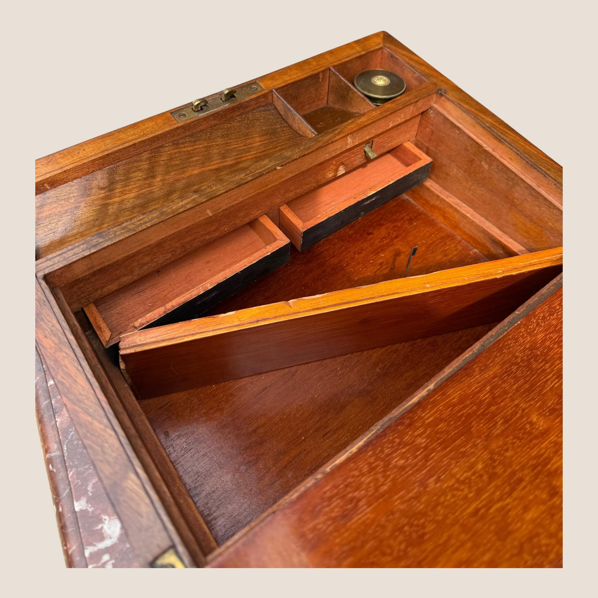 Antike viktorianische Nussbaum & Messing Campaigner Schreiben Steigung Box - Leder Interieur im Angebot 3