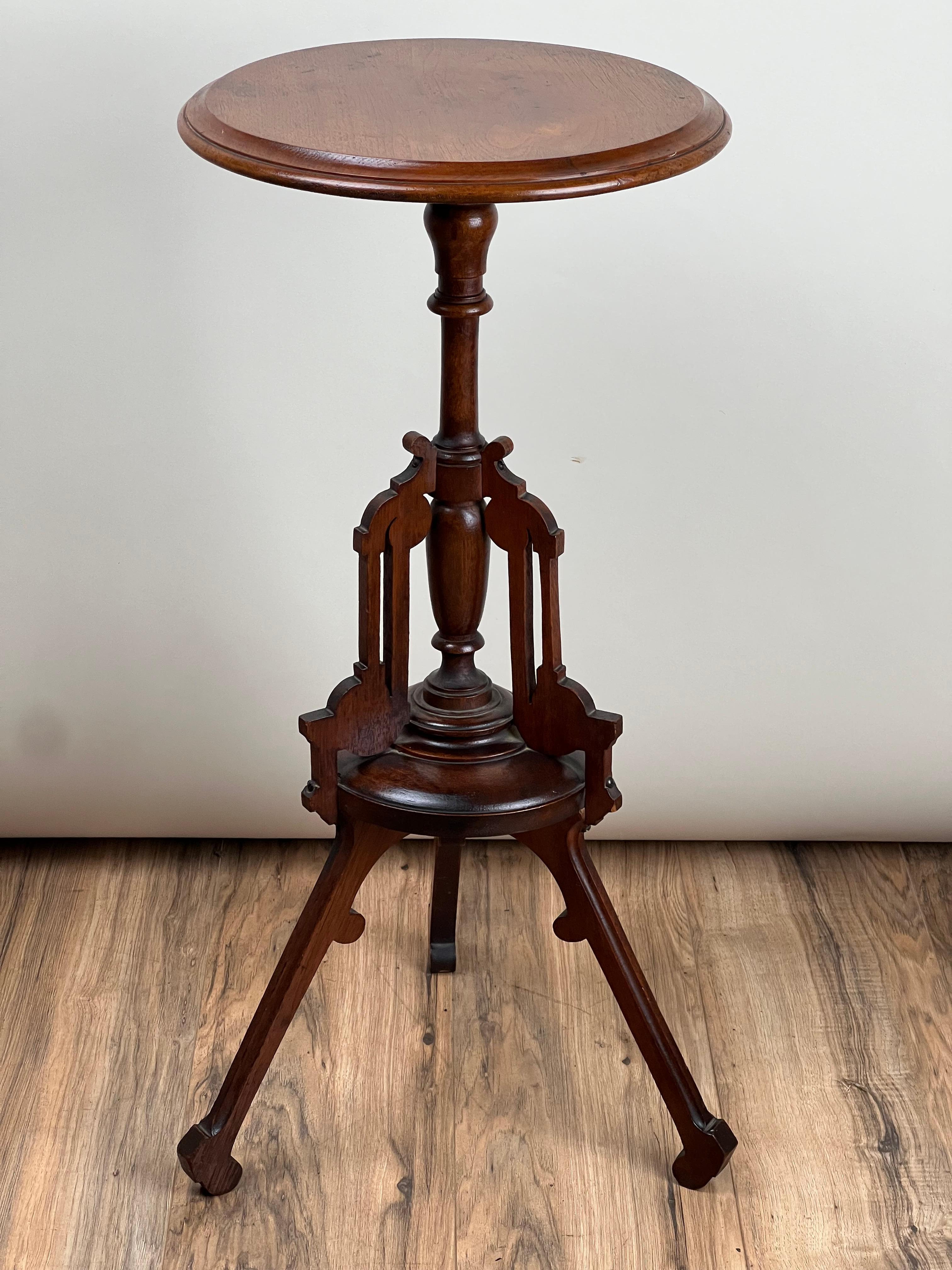 Questo grazioso portacandele vittoriano in noce della fine del XIX secolo è un'affascinante sopravvivenza di un'epoca in cui i piccoli tavoli decorativi svolgevano un ruolo importante sia nell'illuminazione che nella disposizione degli interni.