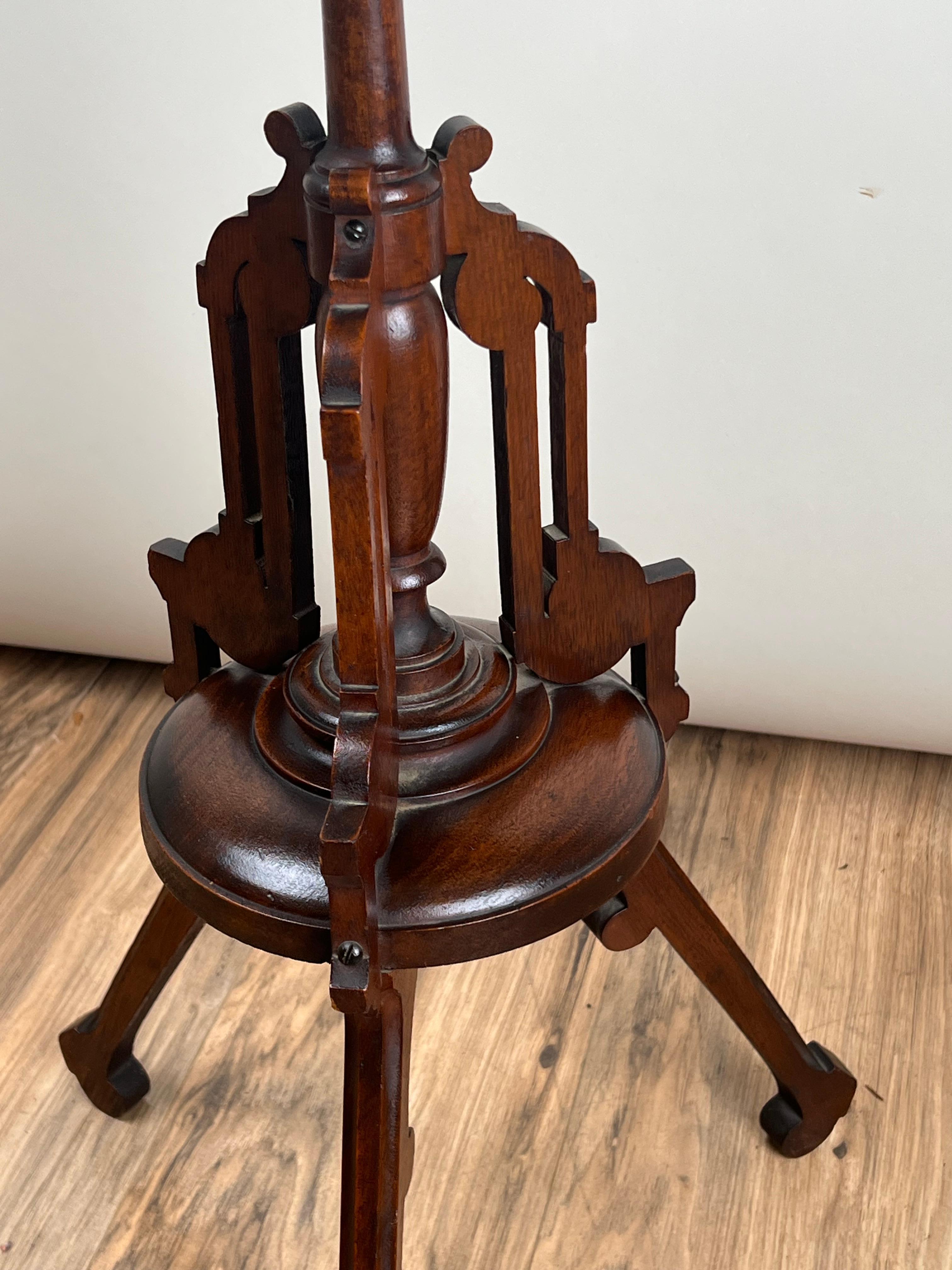 Vittoriano Antico portacandele vittoriano in legno di noce C.C. Fine del XIX secolo in vendita