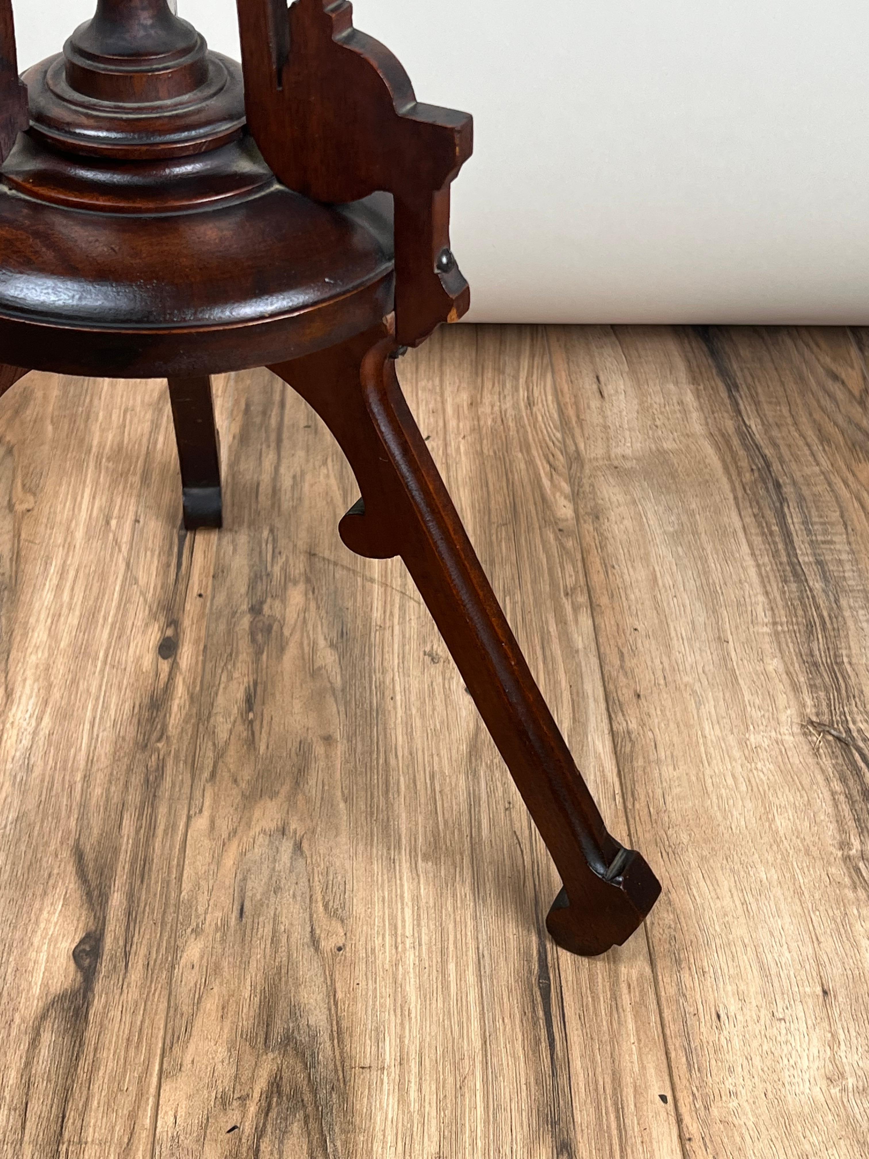 Americano Antico portacandele vittoriano in legno di noce C.C. Fine del XIX secolo in vendita