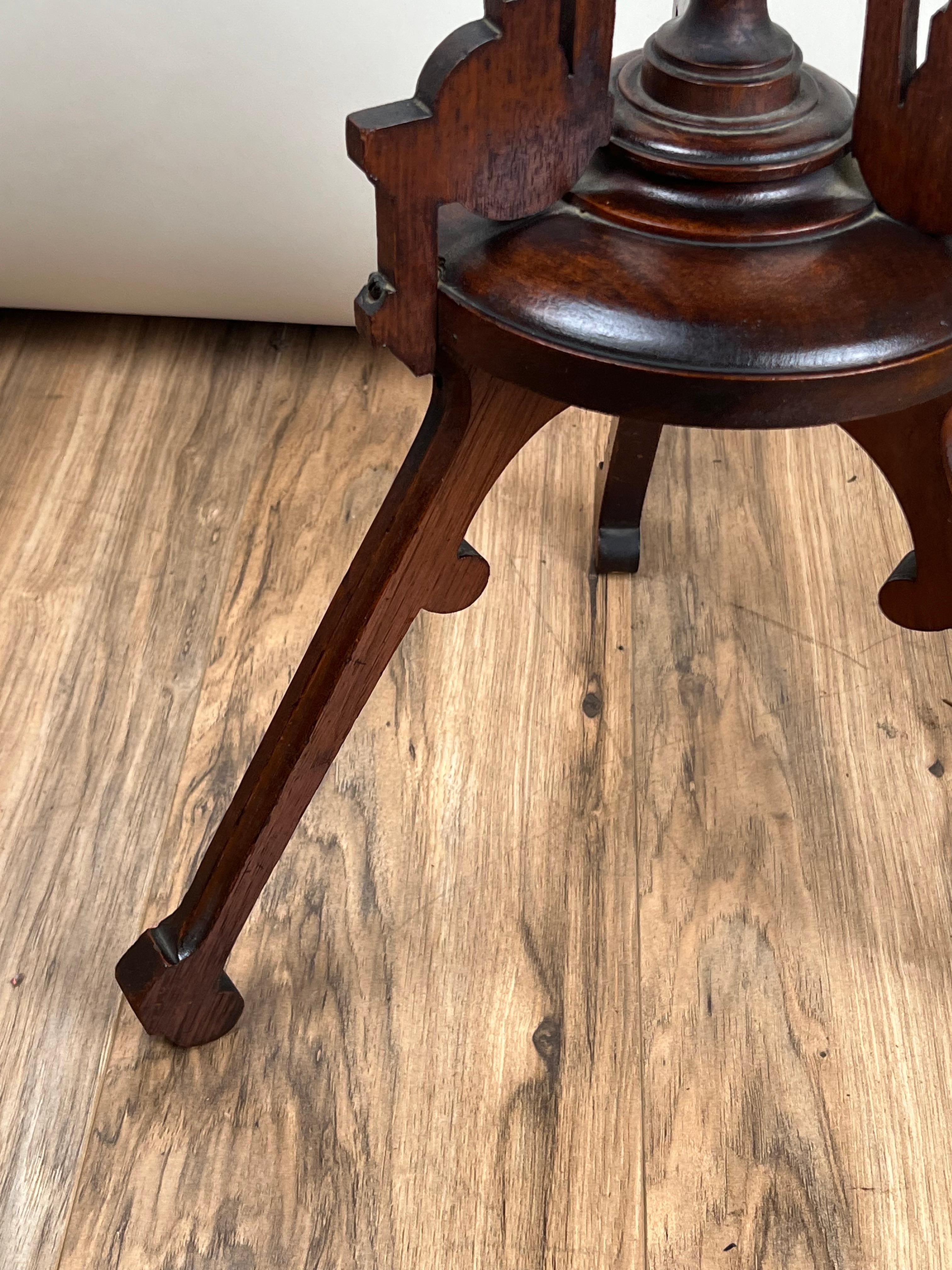 Antico portacandele vittoriano in legno di noce C.C. Fine del XIX secolo In condizioni buone in vendita a Westfield, MA