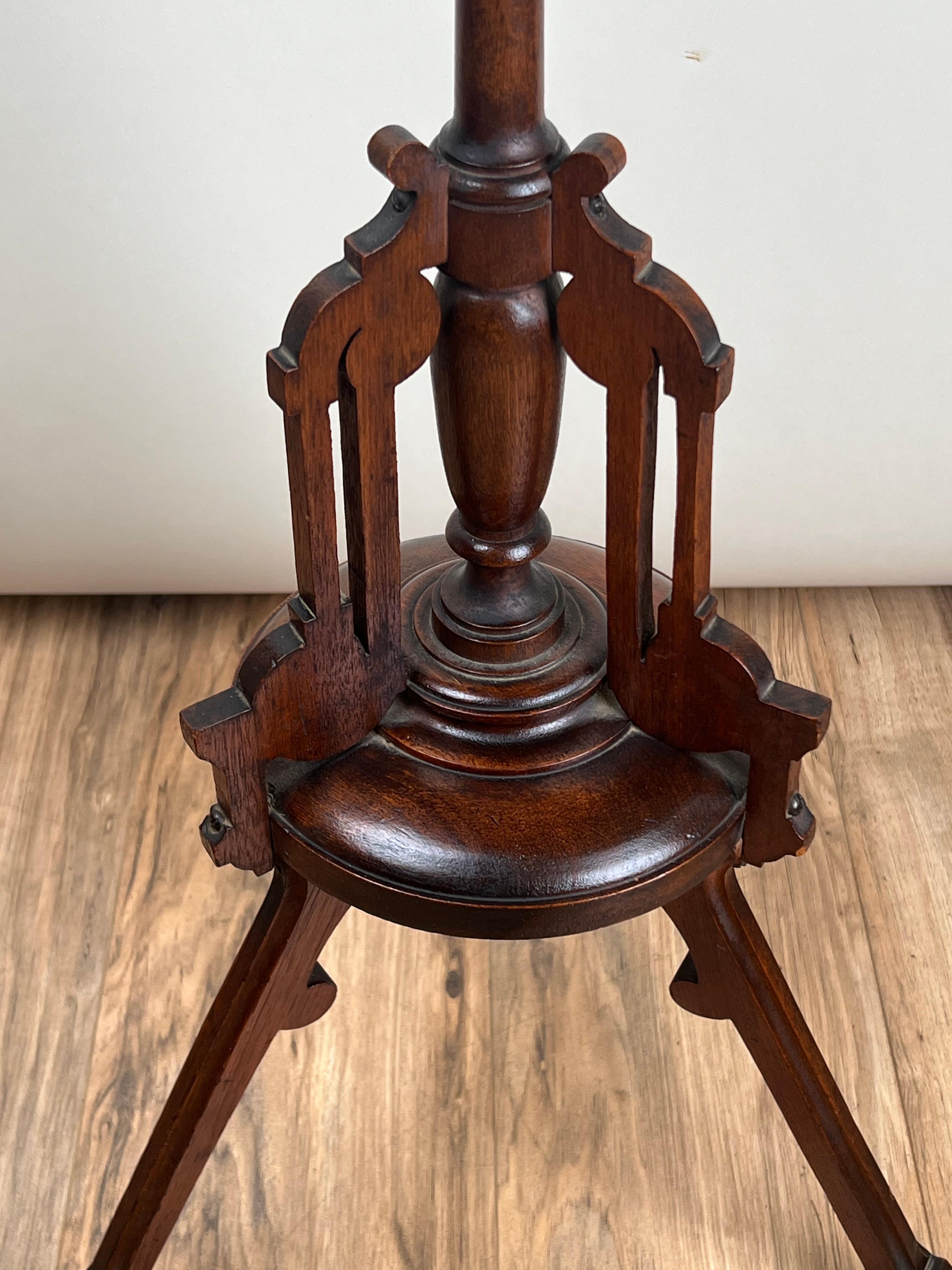 Noce Antico portacandele vittoriano in legno di noce C.C. Fine del XIX secolo in vendita